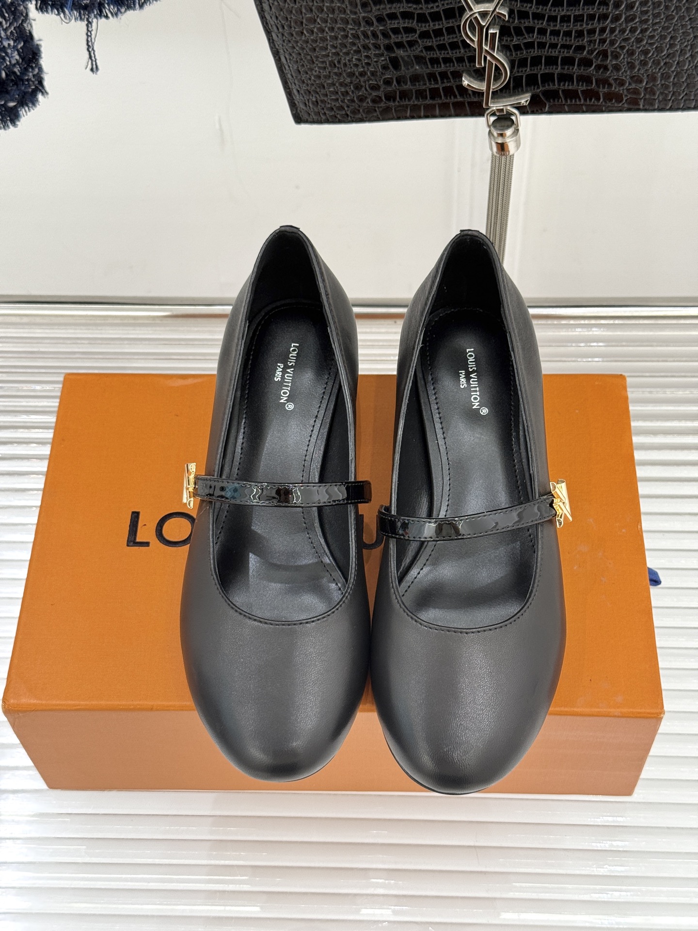 L*V驴牌经典粗跟玛丽珍鞋第一眼看上就被种草了满满的法式复古风上脚也很时髦 而且百搭日常通勤 休闲聚会场