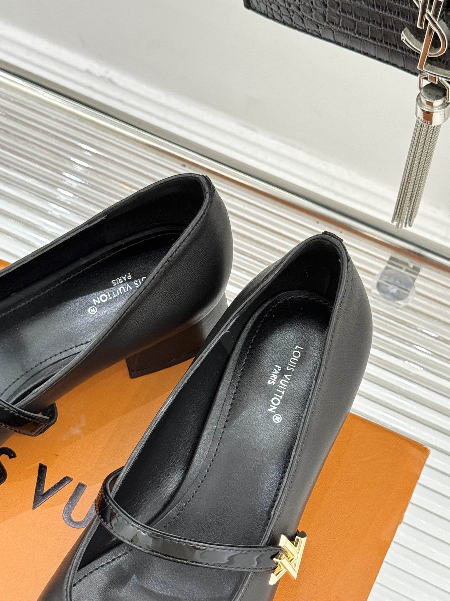 L*V驴牌经典粗跟玛丽珍鞋第一眼看上就被种草了满满的法式复古风上脚也很时髦 而且百搭日常通勤 休闲聚会场