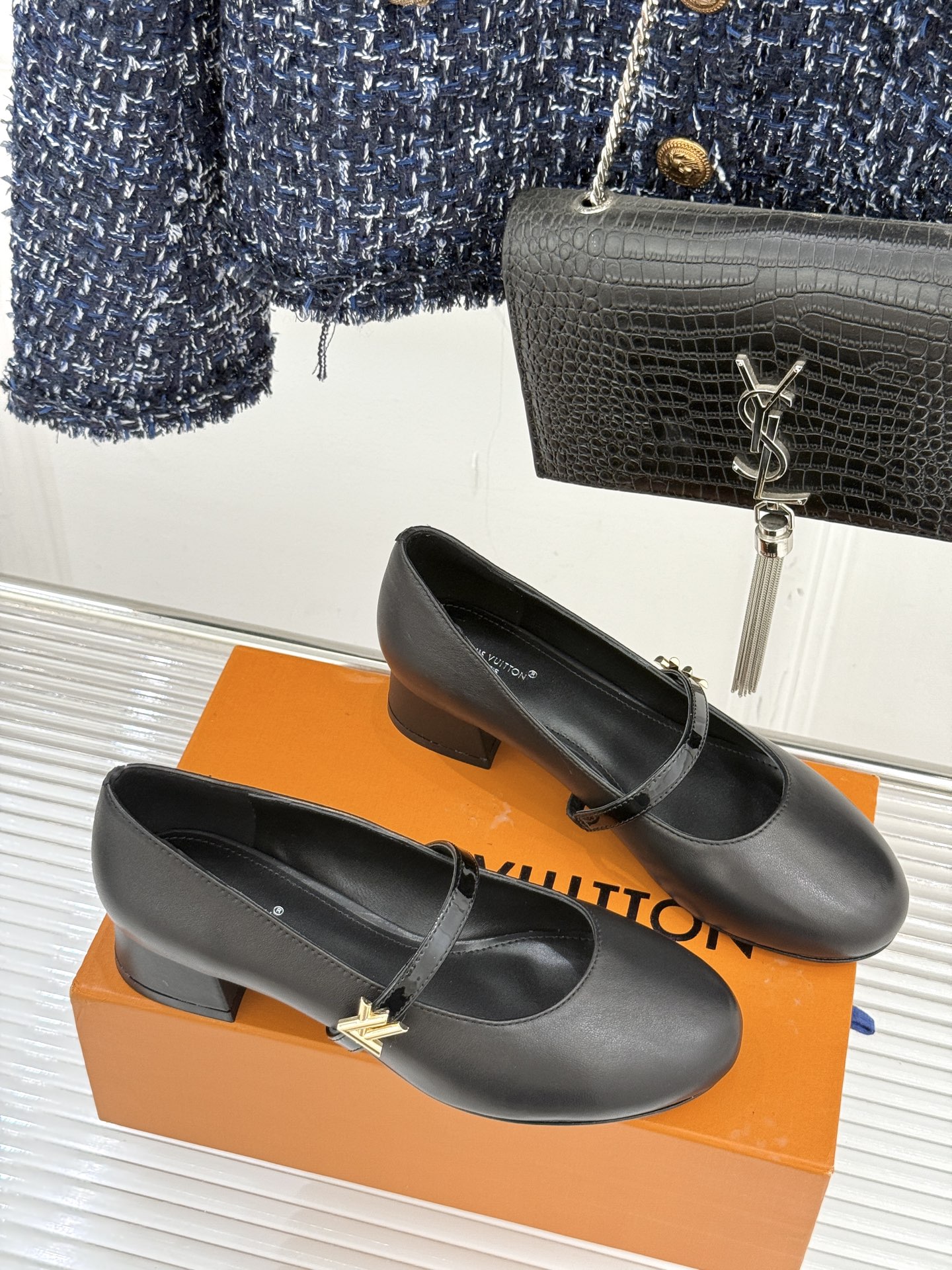 L*V驴牌经典粗跟玛丽珍鞋第一眼看上就被种草了满满的法式复古风上脚也很时髦 而且百搭日常通勤 休闲聚会场