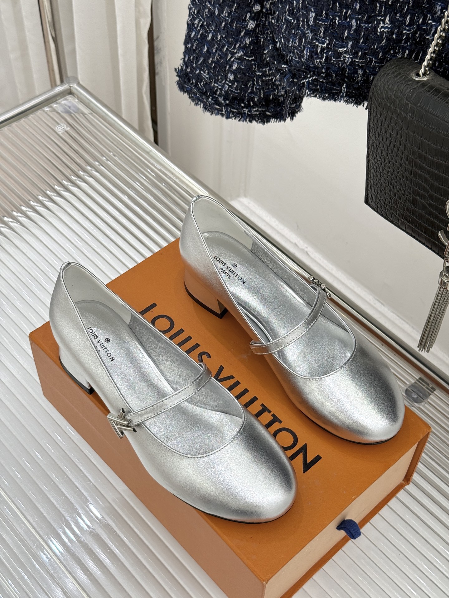 L*V驴牌经典粗跟玛丽珍鞋第一眼看上就被种草了满满的法式复古风上脚也很时髦 而且百搭日常通勤 休闲聚会场