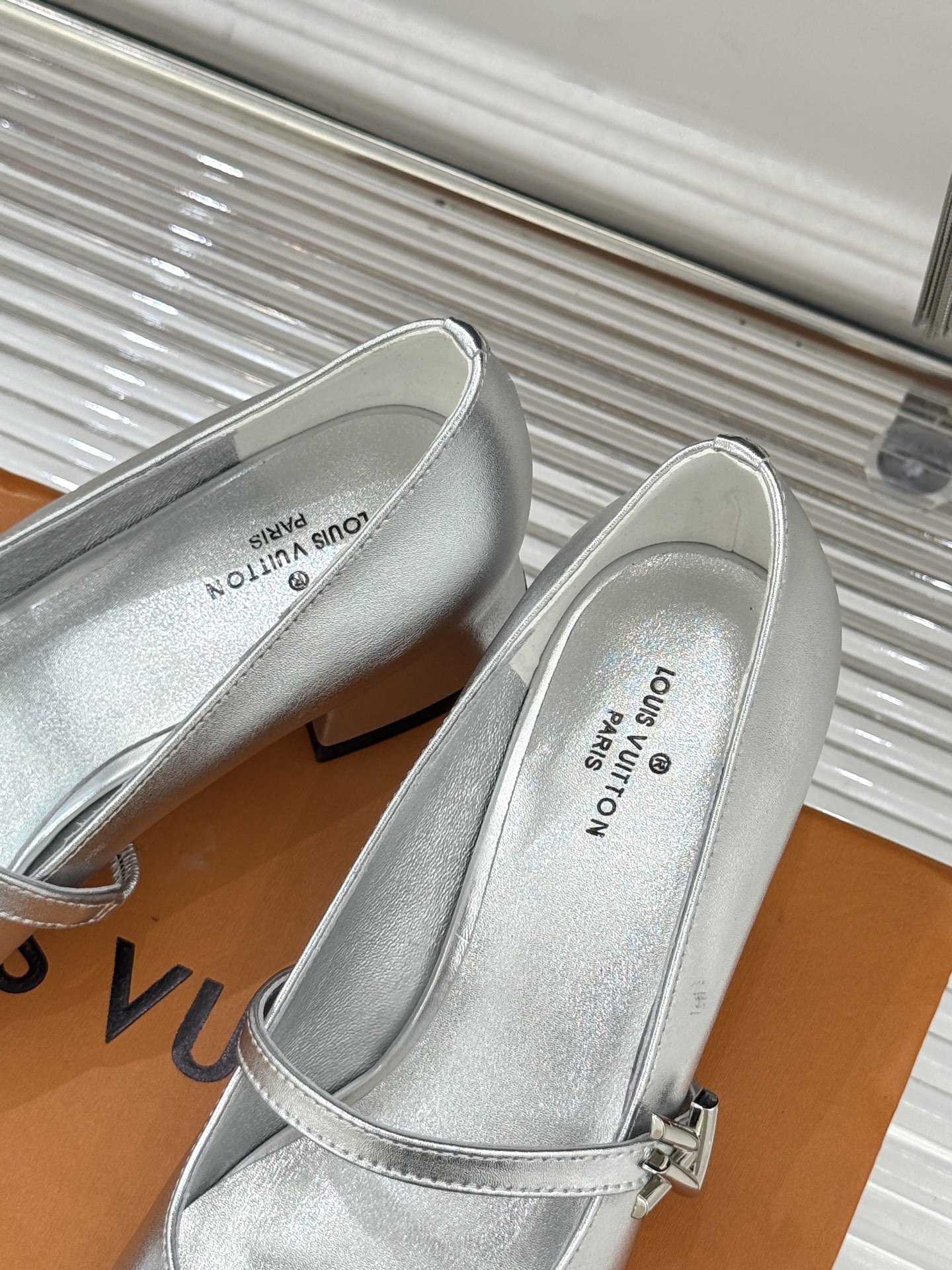 L*V驴牌经典粗跟玛丽珍鞋第一眼看上就被种草了满满的法式复古风上脚也很时髦 而且百搭日常通勤 休闲聚会场