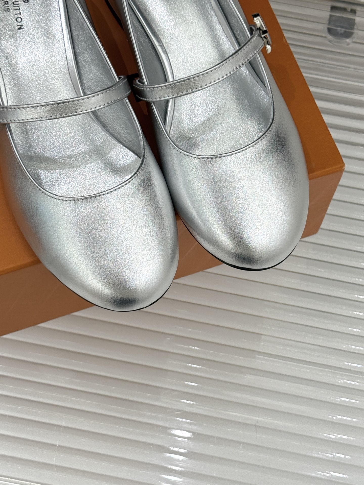 L*V驴牌经典粗跟玛丽珍鞋第一眼看上就被种草了满满的法式复古风上脚也很时髦 而且百搭日常通勤 休闲聚会场