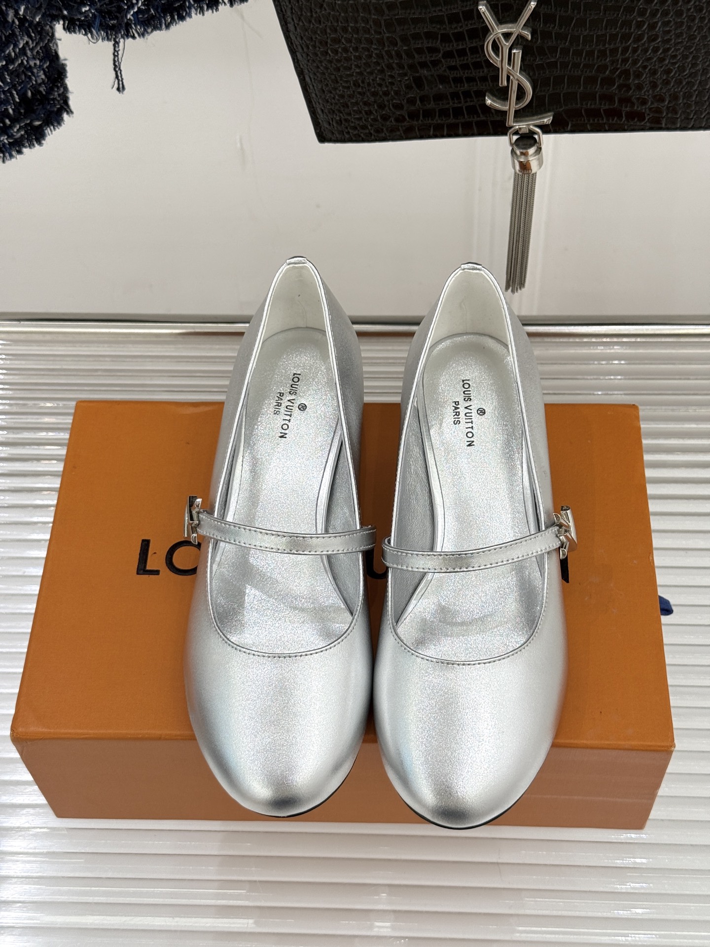 L*V驴牌经典粗跟玛丽珍鞋第一眼看上就被种草了满满的法式复古风上脚也很时髦 而且百搭日常通勤 休闲聚会场