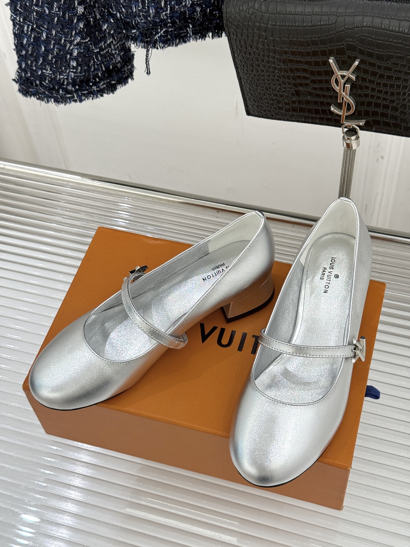 L*V驴牌经典粗跟玛丽珍鞋第一眼看上就被种草了满满的法式复古风上脚也很时髦 而且百搭日常通勤 休闲聚会场