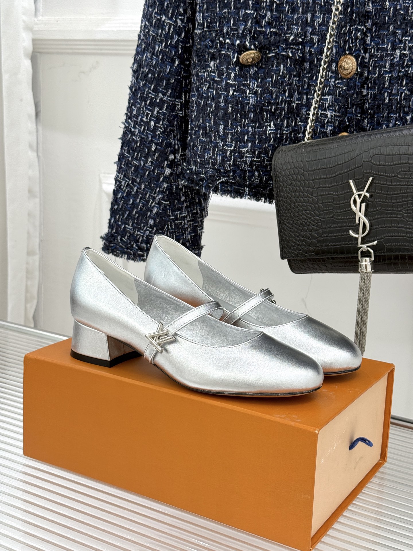 NO:721595,L*V donkey brand’s classic block-heeled Mary Jane shoes are instantly popular at first sight. They are full of French retro style and are very fashionable on the feet. They are versatile and can be worn for daily commuting and casual gatherings. The fabric is made of imported calfskin and the lining of the feet is sheepskin. The Italian imported genuine leather outsole has a size of 35-39 (customized 40/41). Sandals Mary Jane, Louis Vuitton, sandals, mary  jane,cowhide,sheepskin,Leather soles19860909L*V驴牌经典粗跟玛丽珍鞋 第一眼看上就被种草了 满满的法式复古风 上脚也很时髦 而且百搭 日常通勤 休闲聚会场合都能穿. 面料采用进口小牛皮 内里垫脚均为羊皮  意大利进口真皮大底 码数35-39（40/41定制）,凉鞋玛丽珍,louis vuitton,sandals,mary jane,cowhide,sheepskin,Leather soles,Women's Shoes