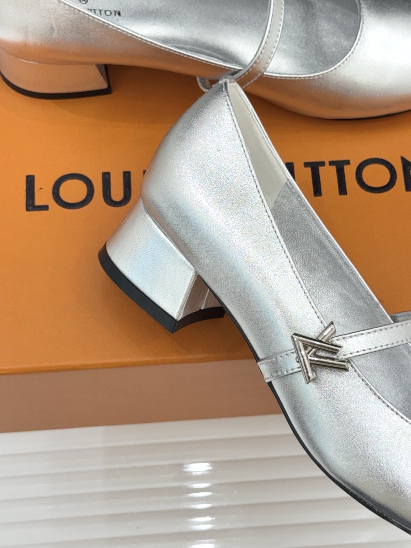 L*V驴牌经典粗跟玛丽珍鞋第一眼看上就被种草了满满的法式复古风上脚也很时髦 而且百搭日常通勤 休闲聚会场