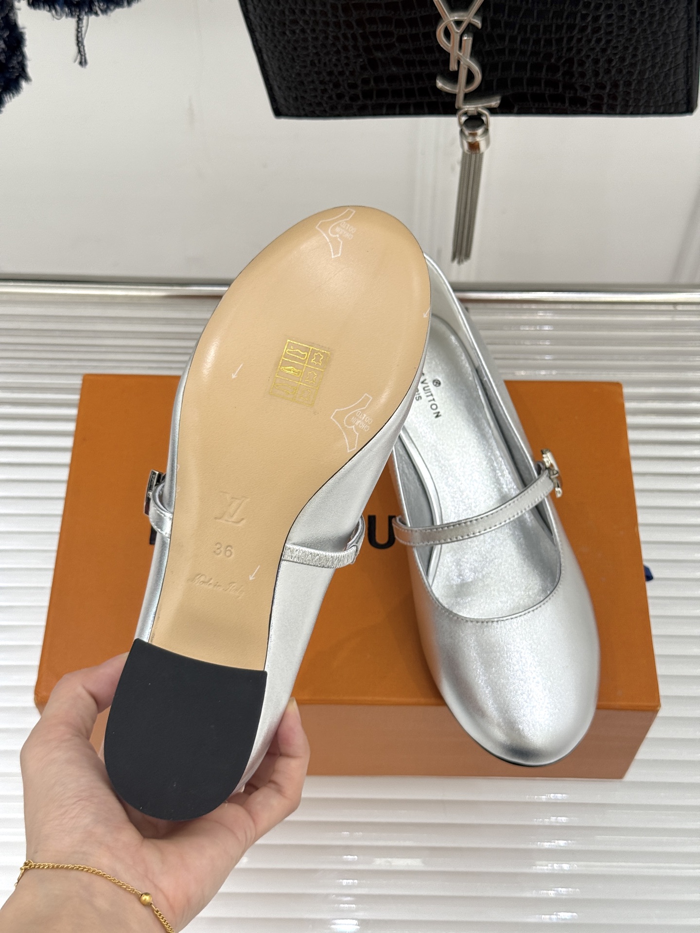 L*V驴牌经典粗跟玛丽珍鞋第一眼看上就被种草了满满的法式复古风上脚也很时髦 而且百搭日常通勤 休闲聚会场