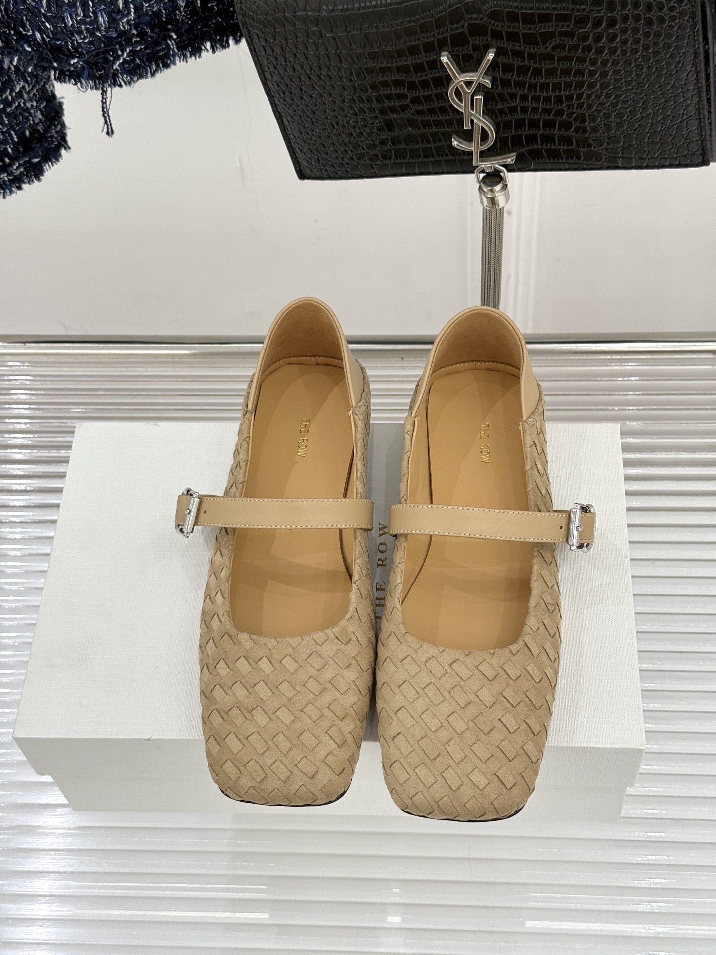 The Row 26WF新品复古编织大方头平底玛丽珍鞋承袭品牌极简美学设计以复古编织工艺重塑经典标志性大