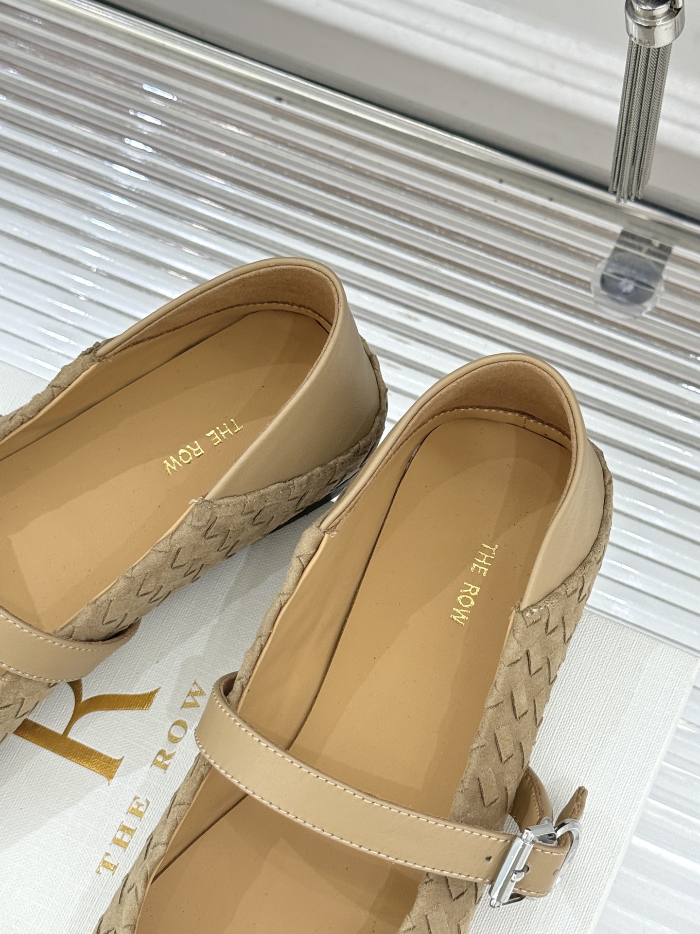 The Row 26WF新品复古编织大方头平底玛丽珍鞋承袭品牌极简美学设计以复古编织工艺重塑经典标志性大