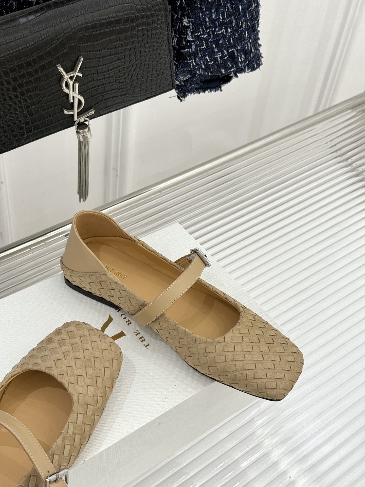 The Row 26WF新品复古编织大方头平底玛丽珍鞋承袭品牌极简美学设计以复古编织工艺重塑经典标志性大