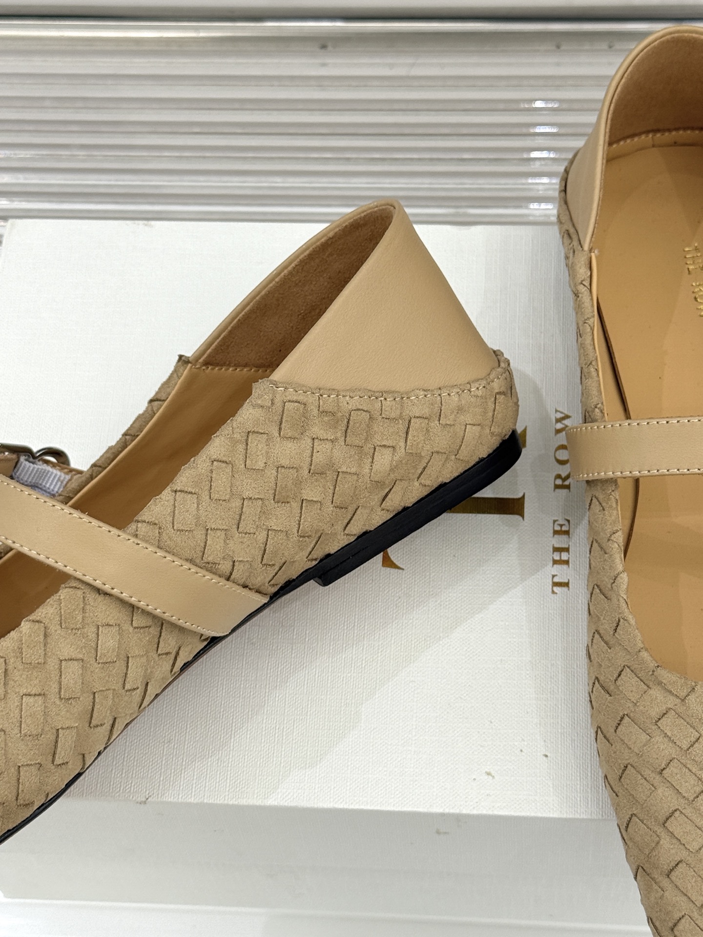 The Row 26WF新品复古编织大方头平底玛丽珍鞋承袭品牌极简美学设计以复古编织工艺重塑经典标志性大