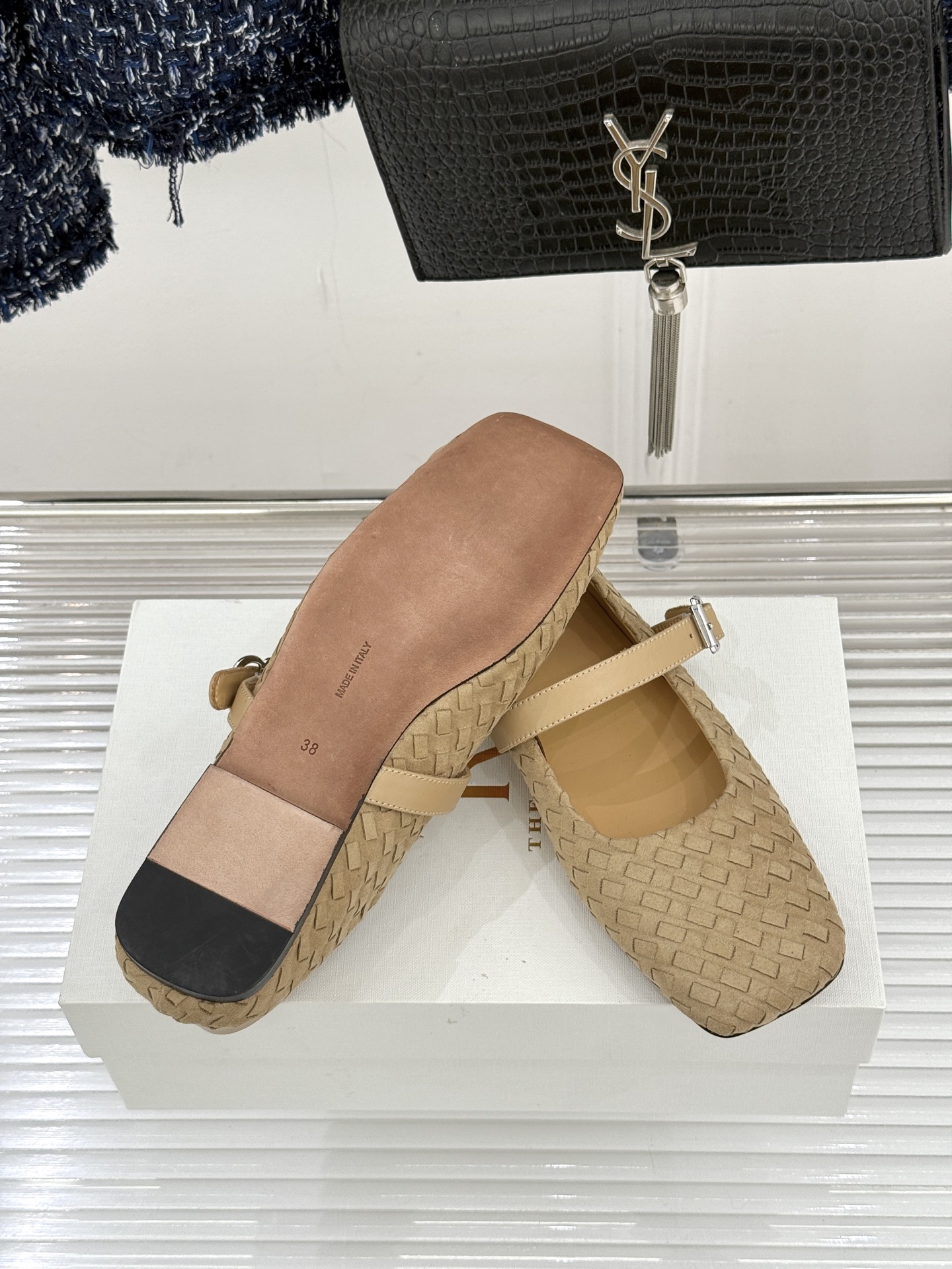 The Row 26WF新品复古编织大方头平底玛丽珍鞋承袭品牌极简美学设计以复古编织工艺重塑经典标志性大