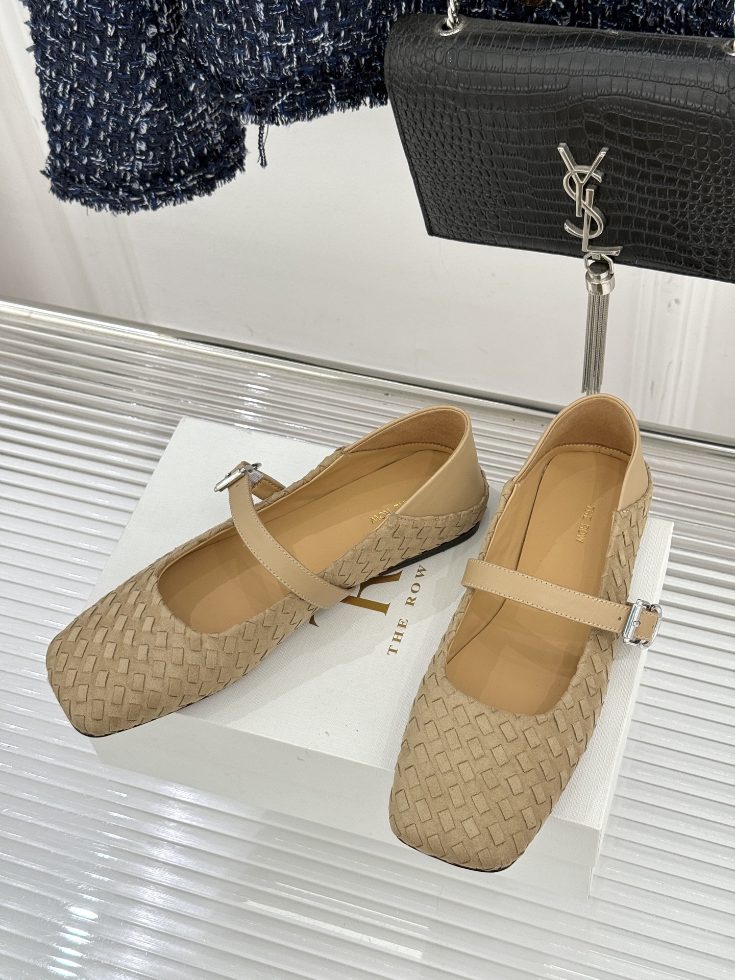 The Row 26WF新品复古编织大方头平底玛丽珍鞋承袭品牌极简美学设计以复古编织工艺重塑经典标志性大