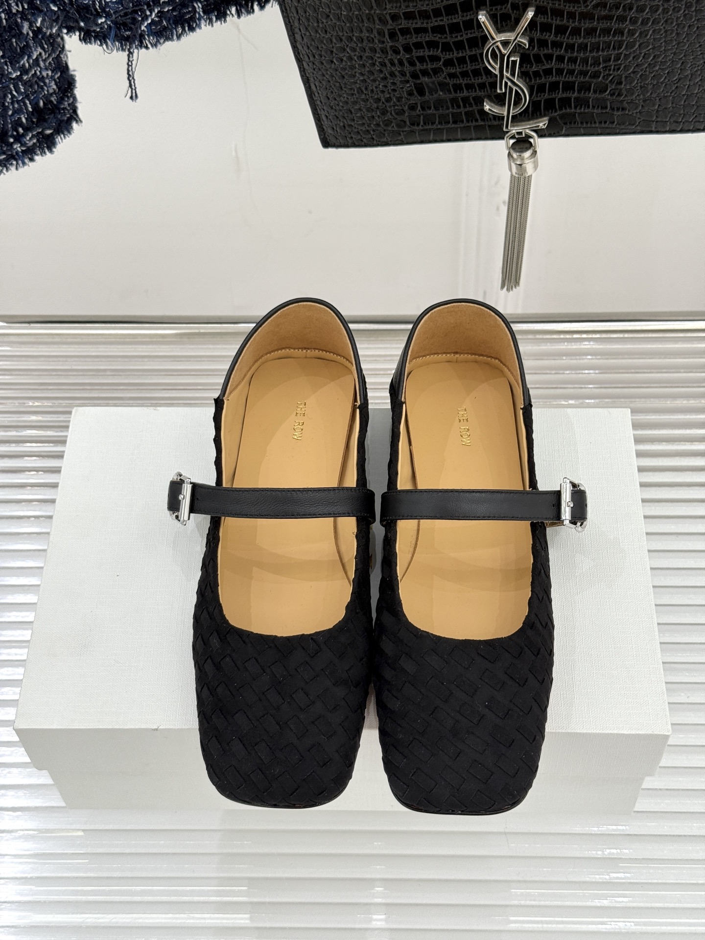 The Row 26WF新品复古编织大方头平底玛丽珍鞋承袭品牌极简美学设计以复古编织工艺重塑经典标志性大