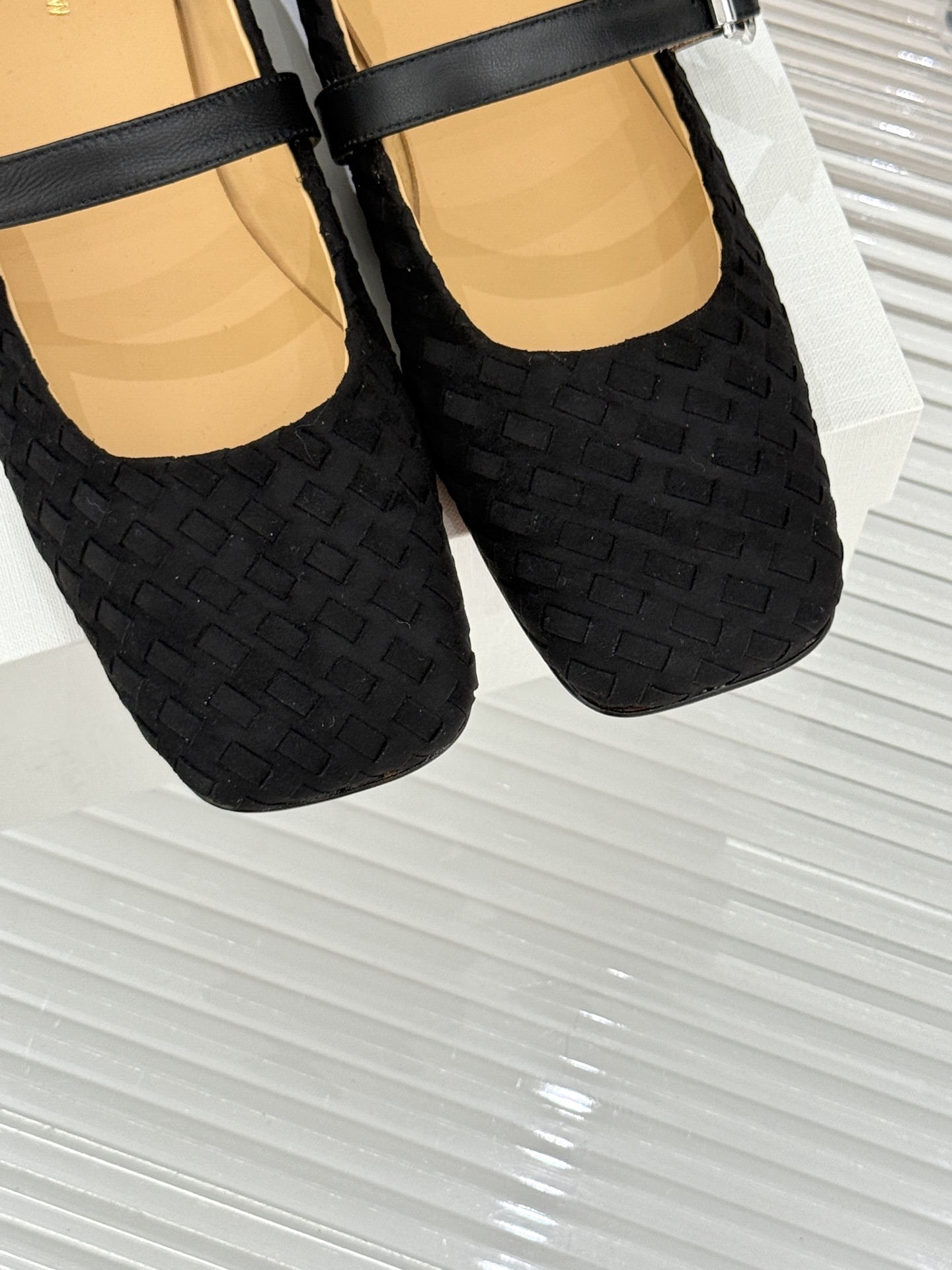 The Row 26WF新品复古编织大方头平底玛丽珍鞋承袭品牌极简美学设计以复古编织工艺重塑经典标志性大