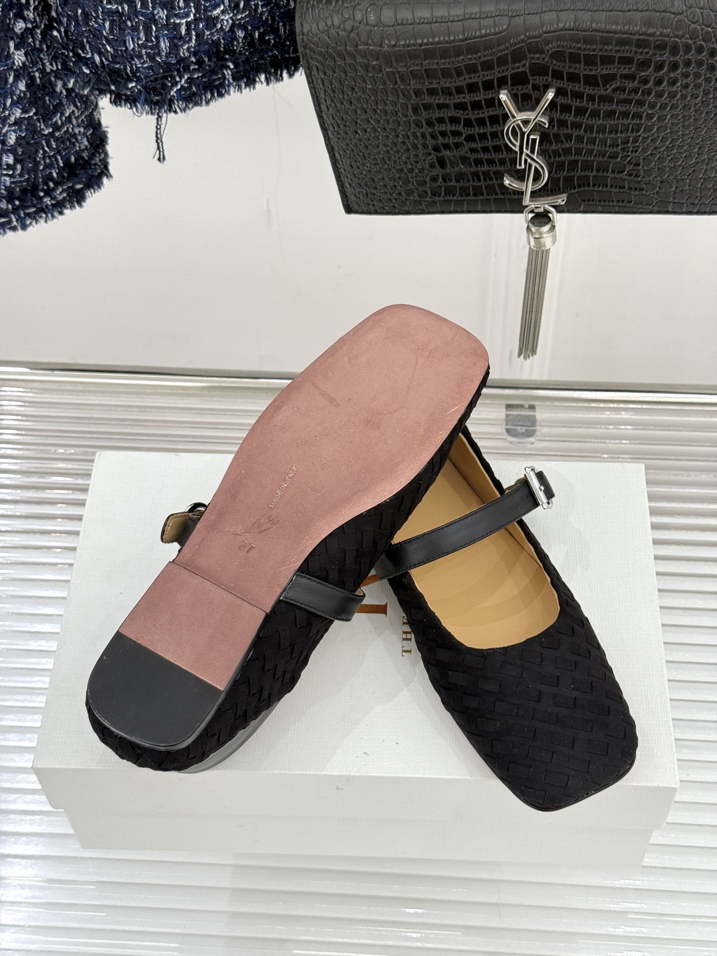 The Row 26WF新品复古编织大方头平底玛丽珍鞋承袭品牌极简美学设计以复古编织工艺重塑经典标志性大