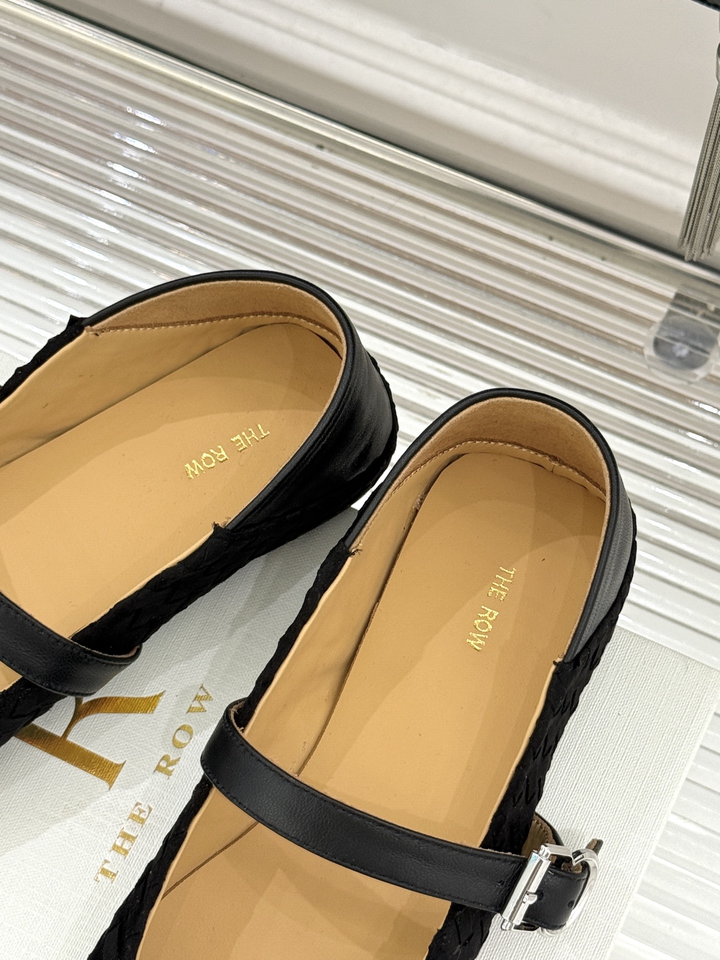 The Row 26WF新品复古编织大方头平底玛丽珍鞋承袭品牌极简美学设计以复古编织工艺重塑经典标志性大