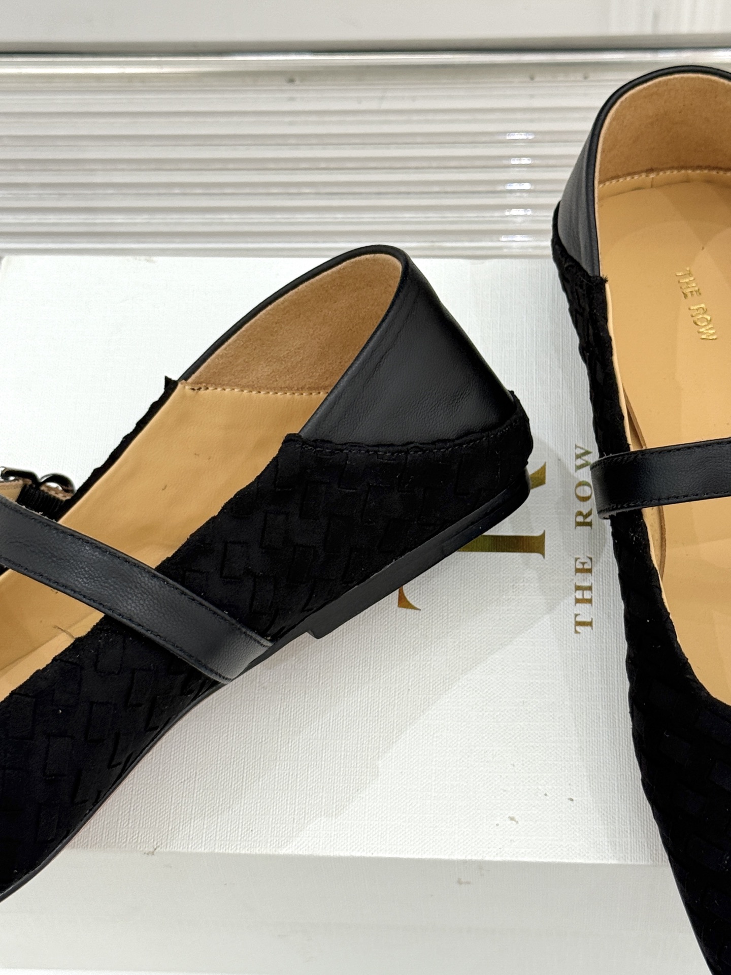 The Row 26WF新品复古编织大方头平底玛丽珍鞋承袭品牌极简美学设计以复古编织工艺重塑经典标志性大