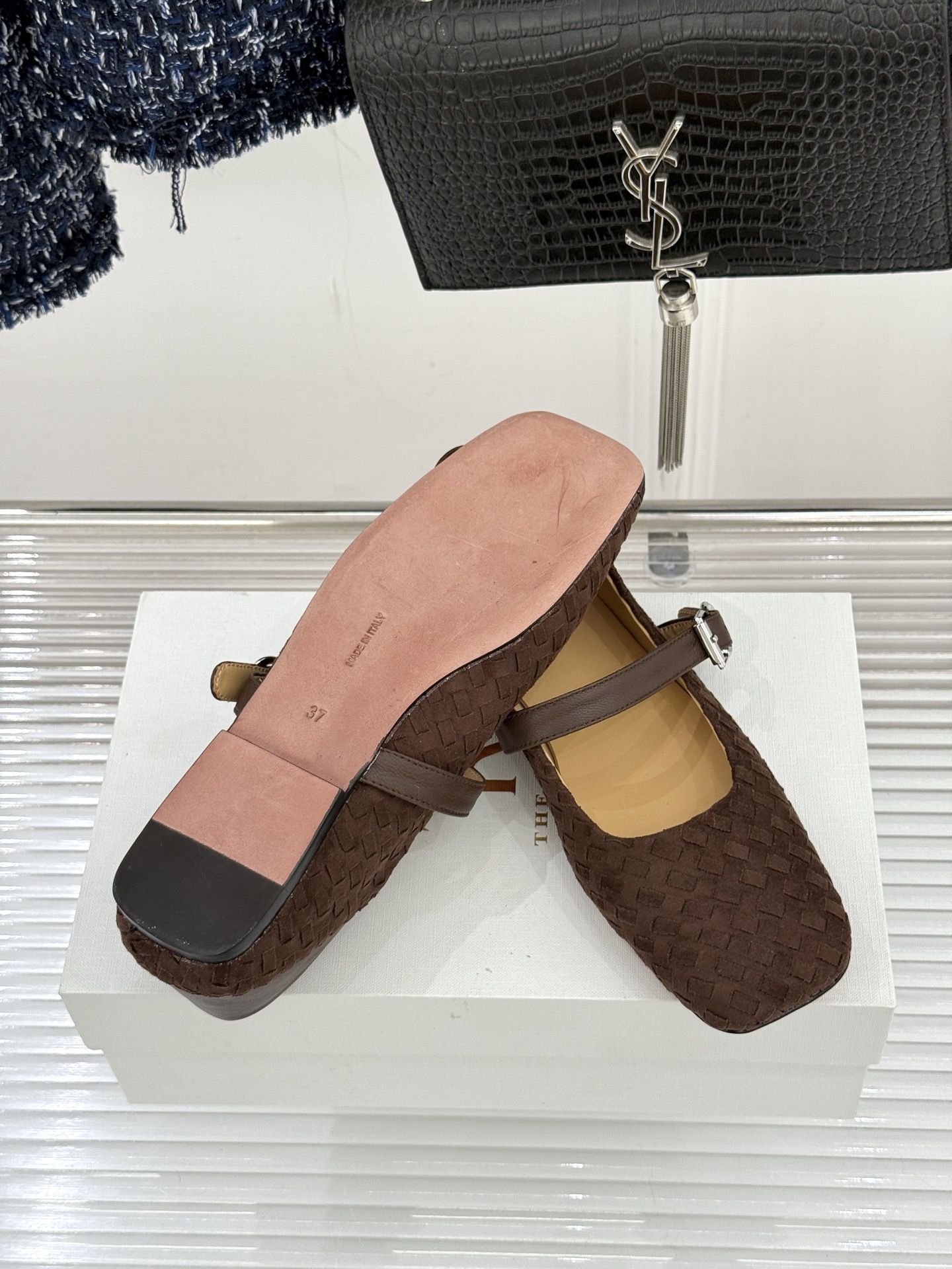 The Row 26WF新品复古编织大方头平底玛丽珍鞋承袭品牌极简美学设计以复古编织工艺重塑经典标志性大