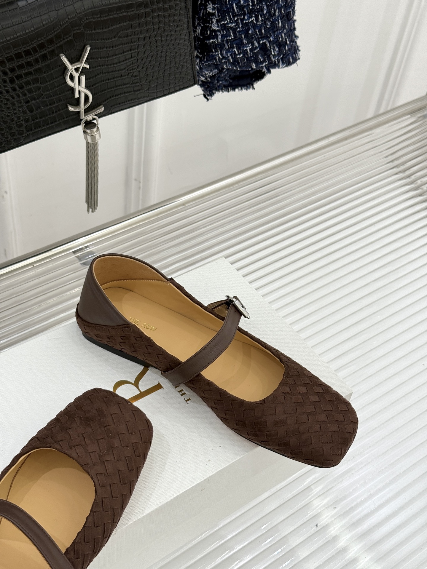 The Row 26WF新品复古编织大方头平底玛丽珍鞋承袭品牌极简美学设计以复古编织工艺重塑经典标志性大