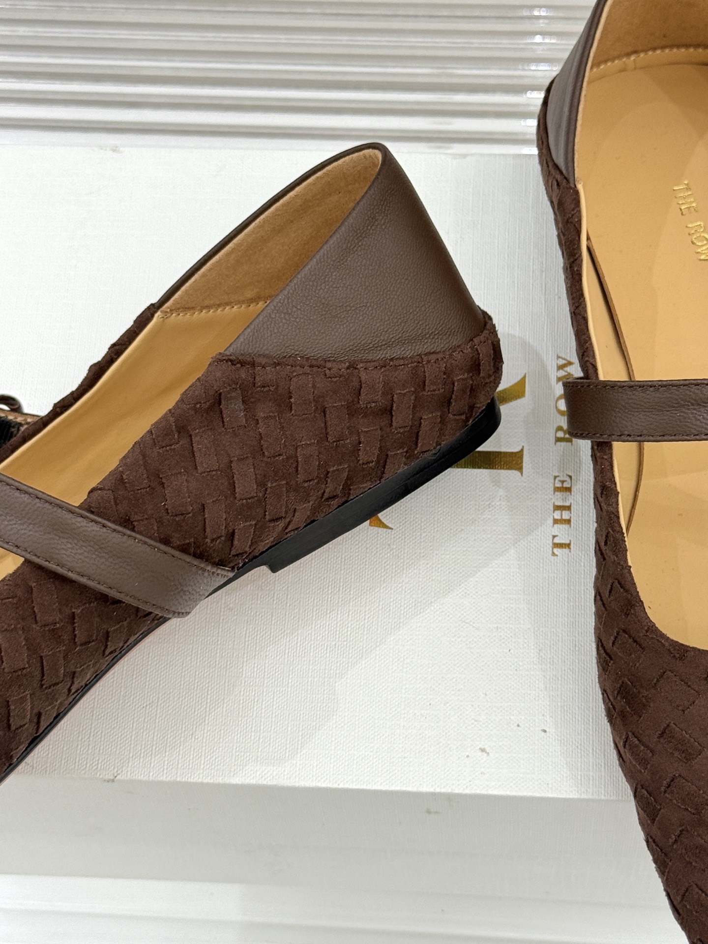 The Row 26WF新品复古编织大方头平底玛丽珍鞋承袭品牌极简美学设计以复古编织工艺重塑经典标志性大