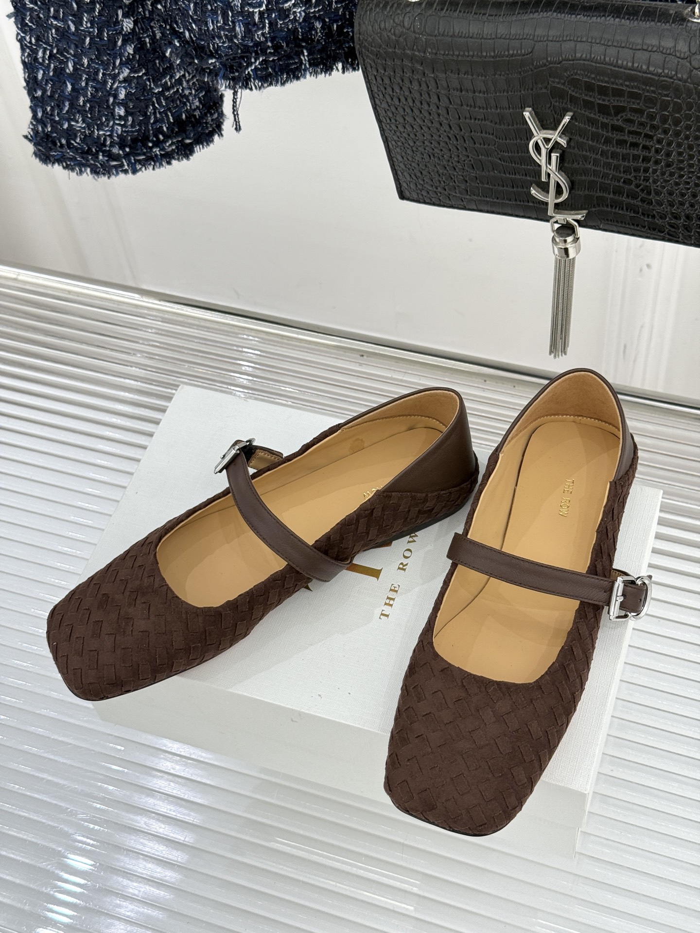 The Row 26WF新品复古编织大方头平底玛丽珍鞋承袭品牌极简美学设计以复古编织工艺重塑经典标志性大