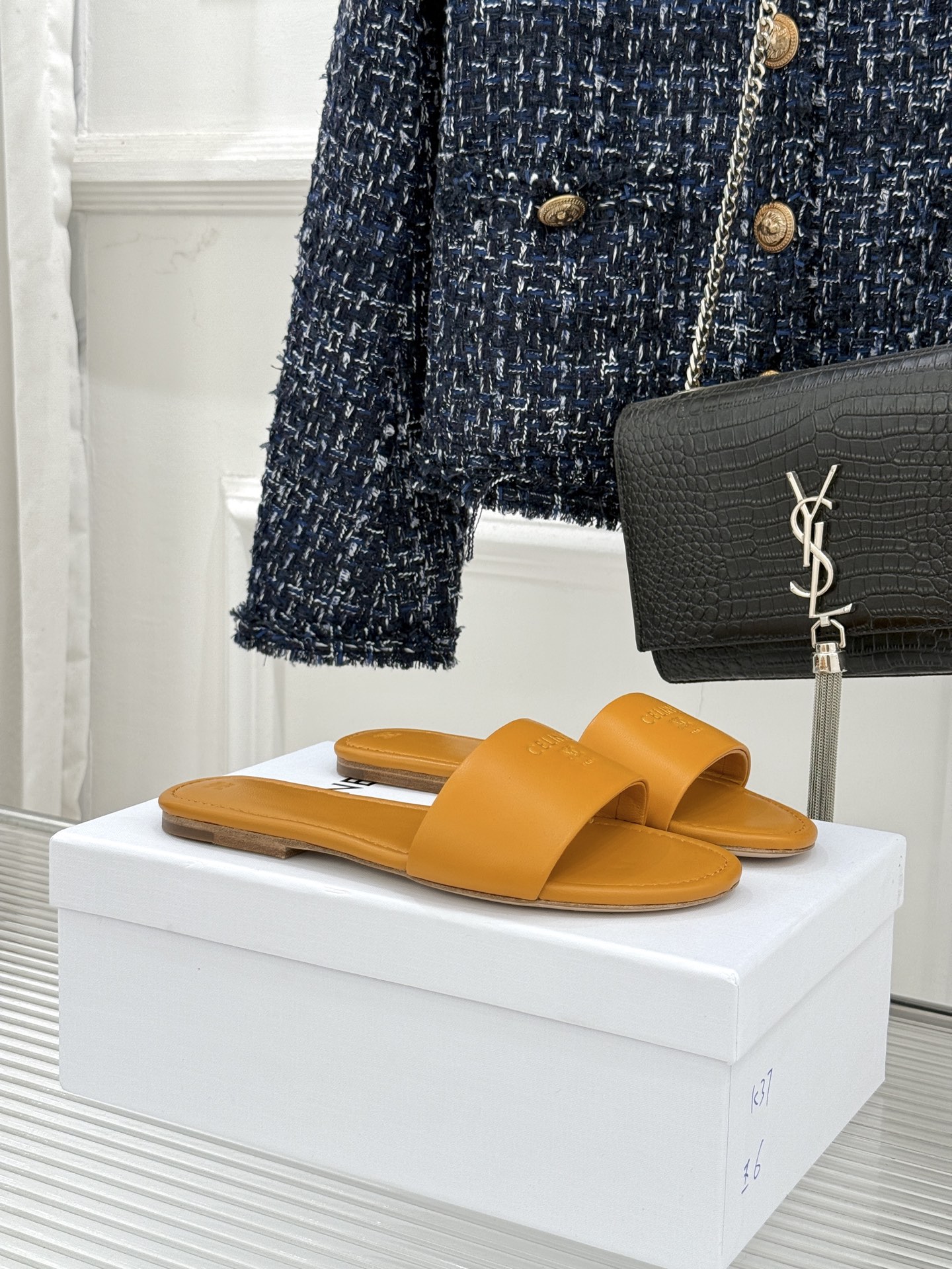 Celine/赛琳26WF新品字母凯旋门一字带平底拖鞋以标志性凯旋门字母徽记点睛复刻品牌经典美学脉络。意