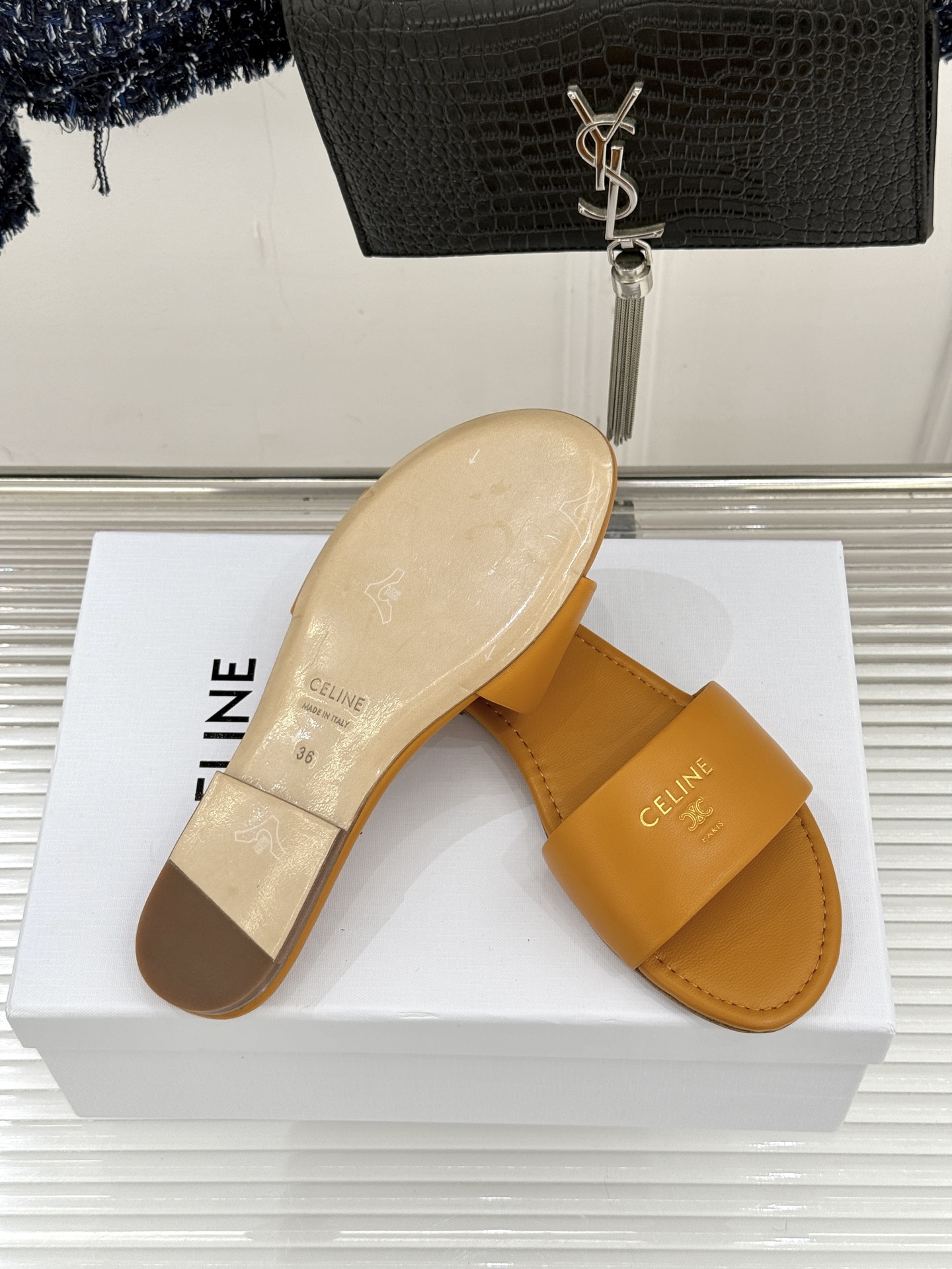 Celine/赛琳26WF新品字母凯旋门一字带平底拖鞋以标志性凯旋门字母徽记点睛复刻品牌经典美学脉络。意