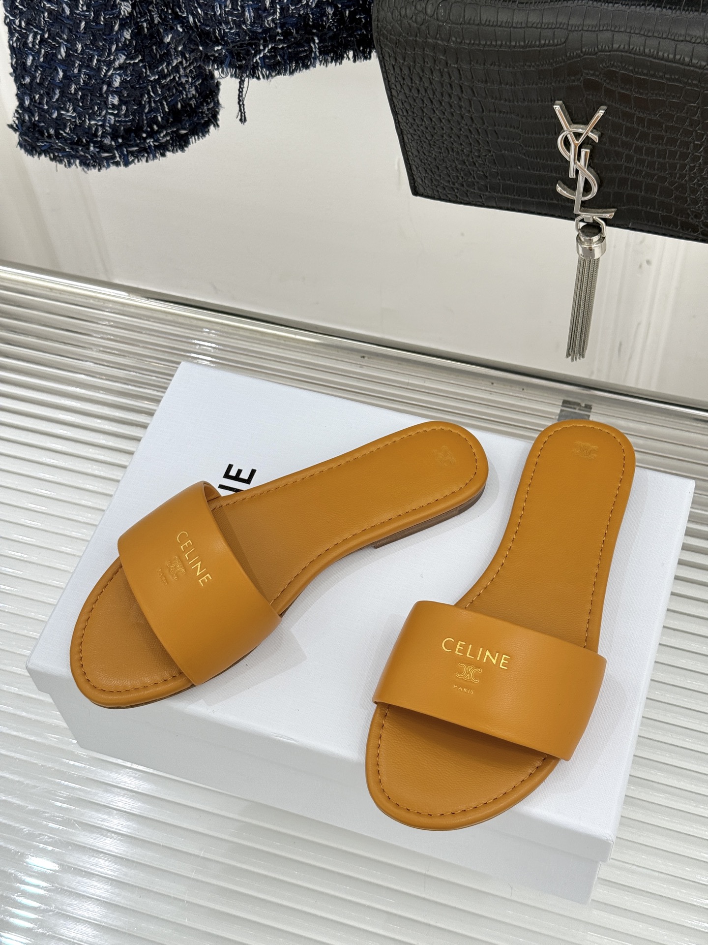 Celine/赛琳26WF新品字母凯旋门一字带平底拖鞋以标志性凯旋门字母徽记点睛复刻品牌经典美学脉络。意