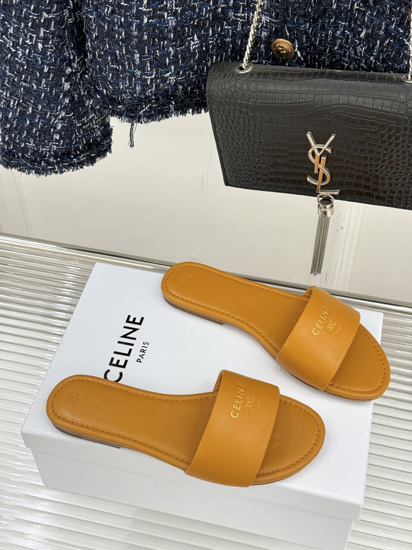 Celine/赛琳26WF新品字母凯旋门一字带平底拖鞋以标志性凯旋门字母徽记点睛复刻品牌经典美学脉络。意