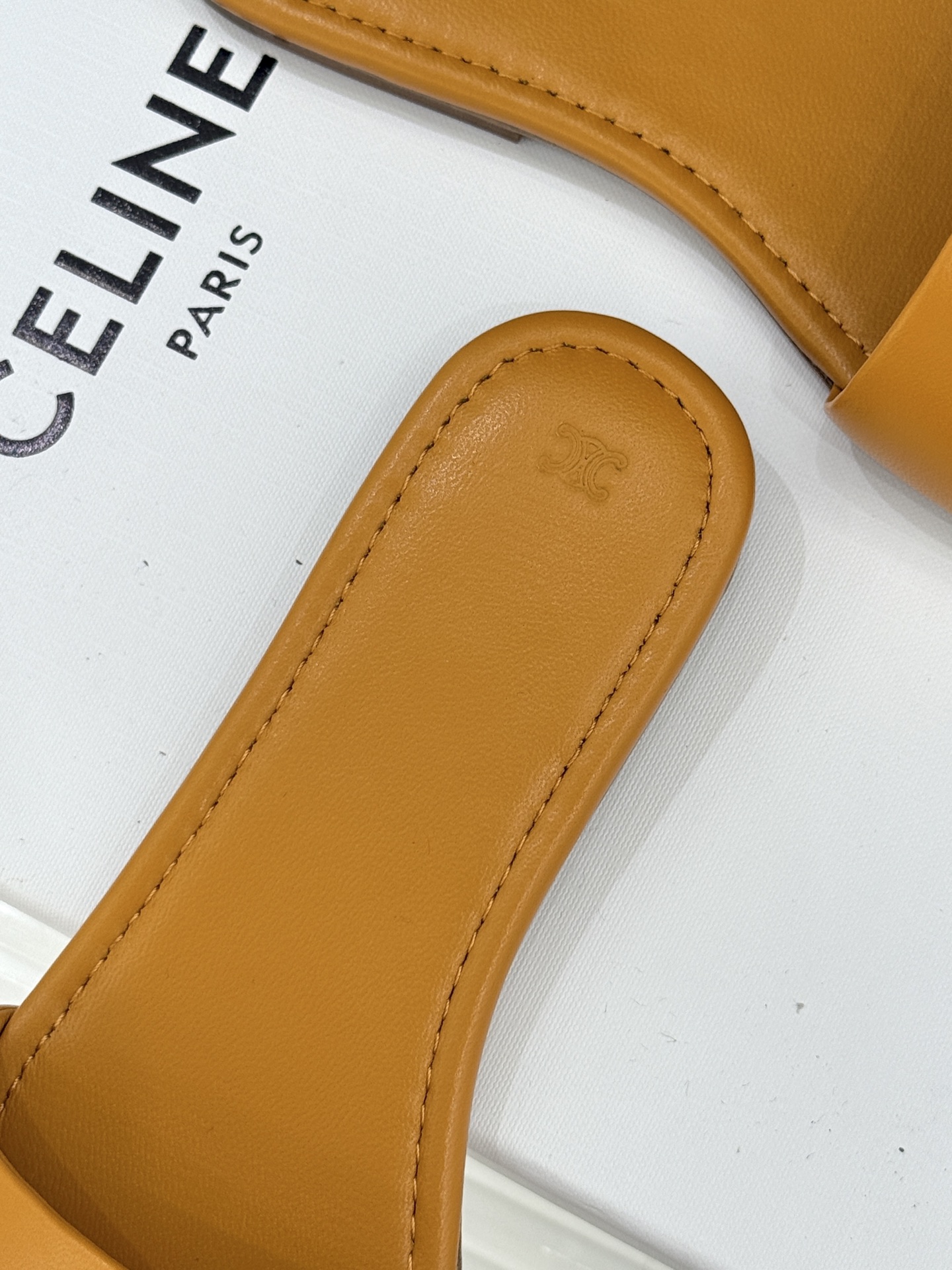 Celine/赛琳26WF新品字母凯旋门一字带平底拖鞋以标志性凯旋门字母徽记点睛复刻品牌经典美学脉络。意