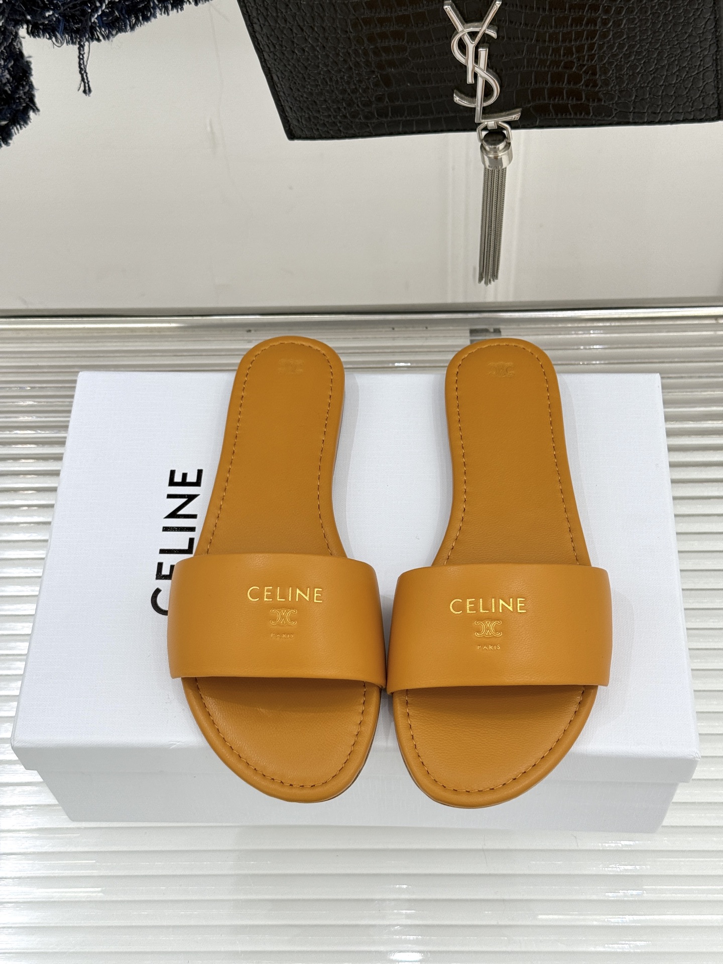 Celine/赛琳26WF新品字母凯旋门一字带平底拖鞋以标志性凯旋门字母徽记点睛复刻品牌经典美学脉络。意