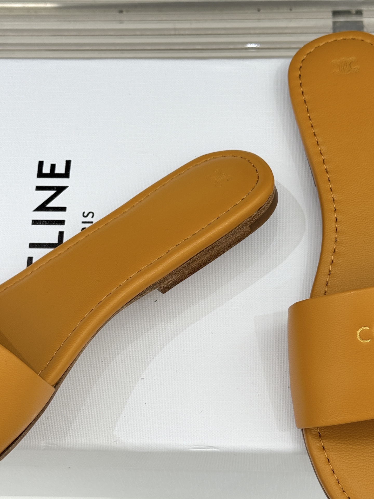 Celine/赛琳26WF新品字母凯旋门一字带平底拖鞋以标志性凯旋门字母徽记点睛复刻品牌经典美学脉络。意