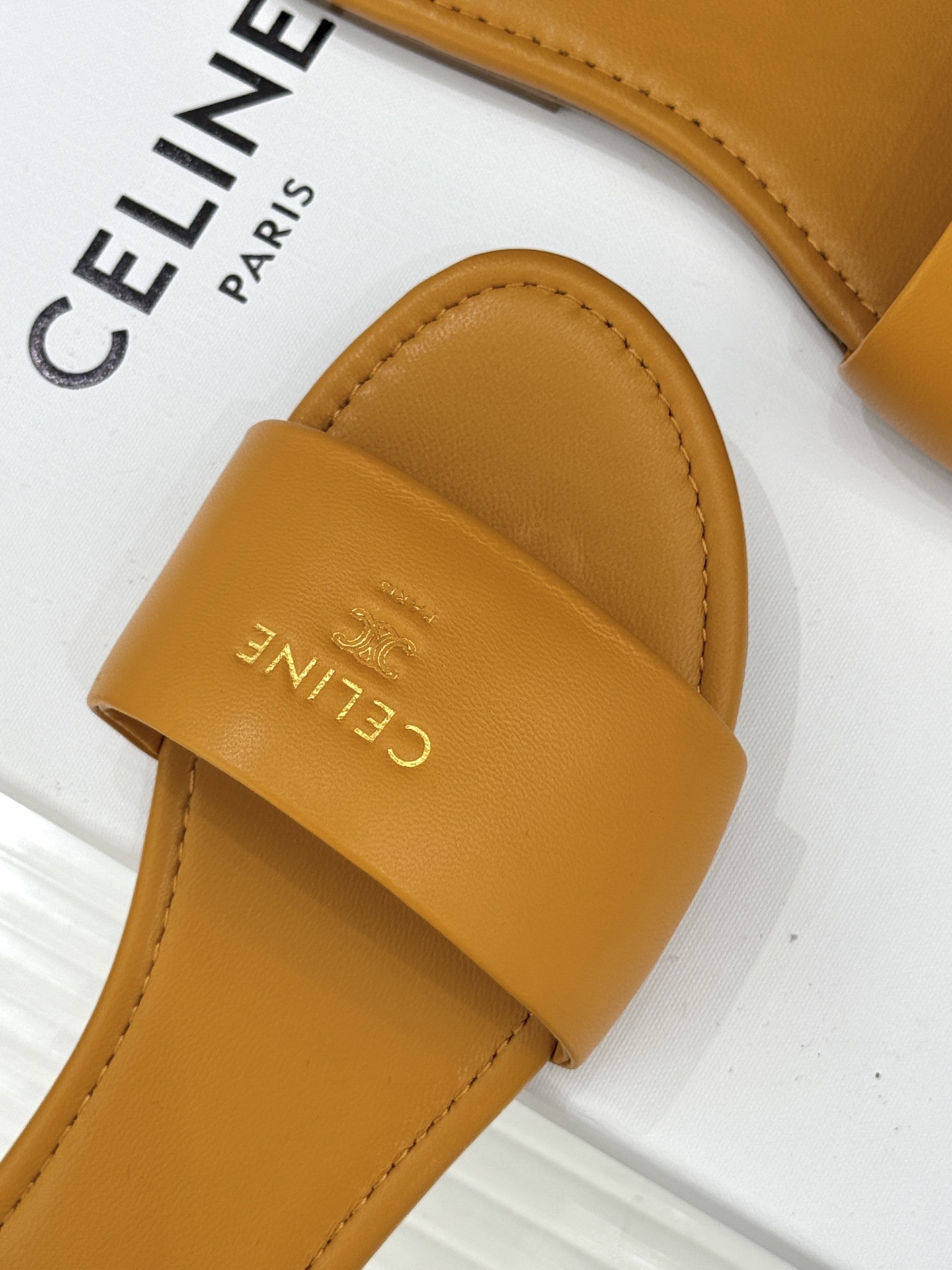 Celine/赛琳26WF新品字母凯旋门一字带平底拖鞋以标志性凯旋门字母徽记点睛复刻品牌经典美学脉络。意