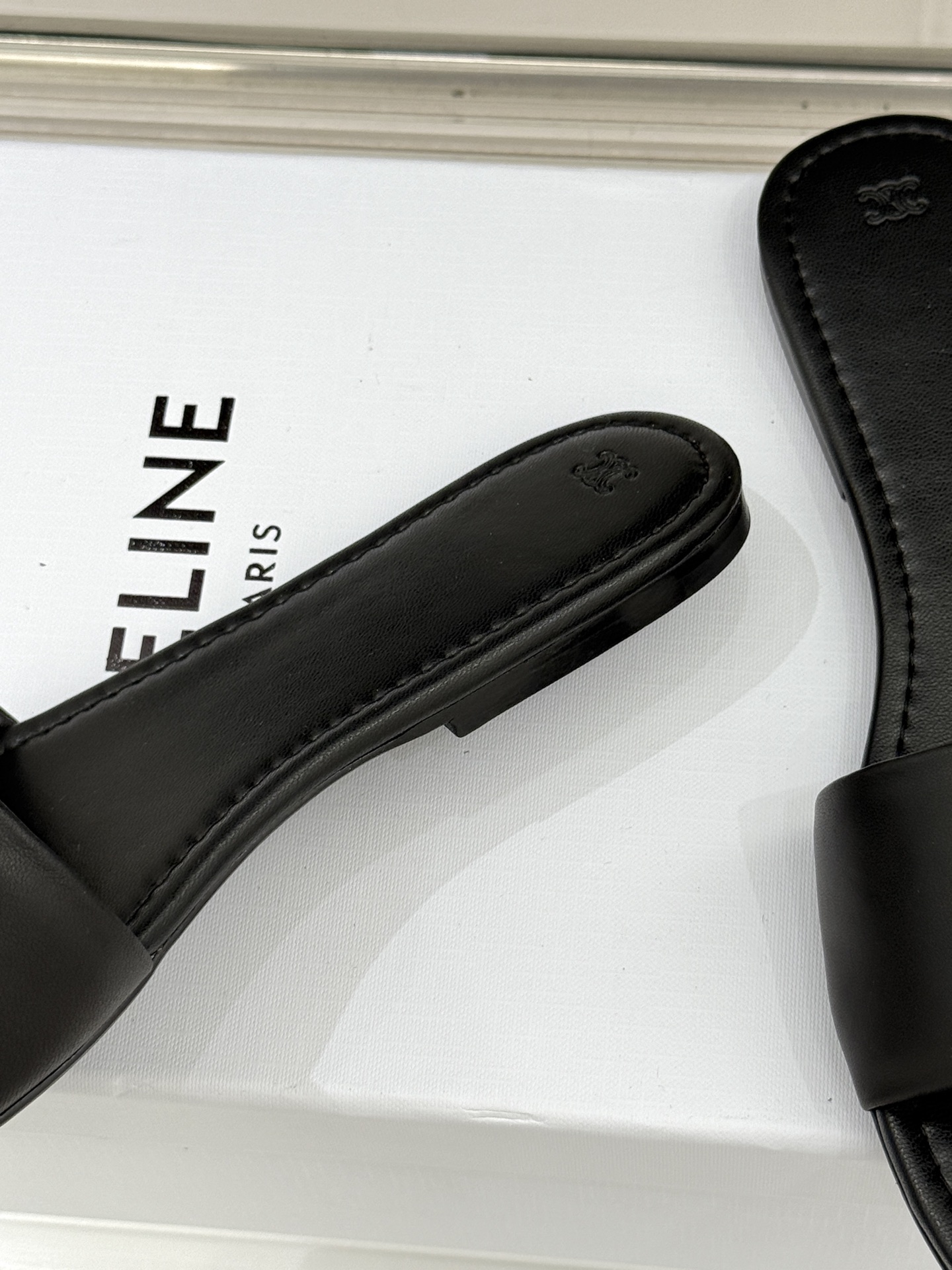 Celine/赛琳26WF新品字母凯旋门一字带平底拖鞋以标志性凯旋门字母徽记点睛复刻品牌经典美学脉络。意