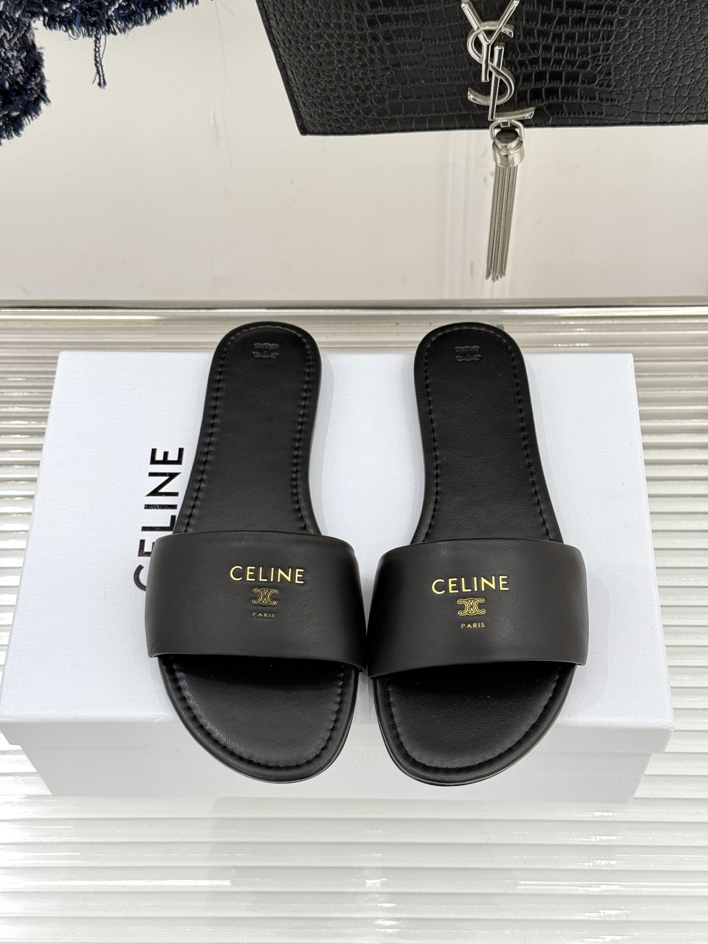 Celine/赛琳26WF新品字母凯旋门一字带平底拖鞋以标志性凯旋门字母徽记点睛复刻品牌经典美学脉络。意