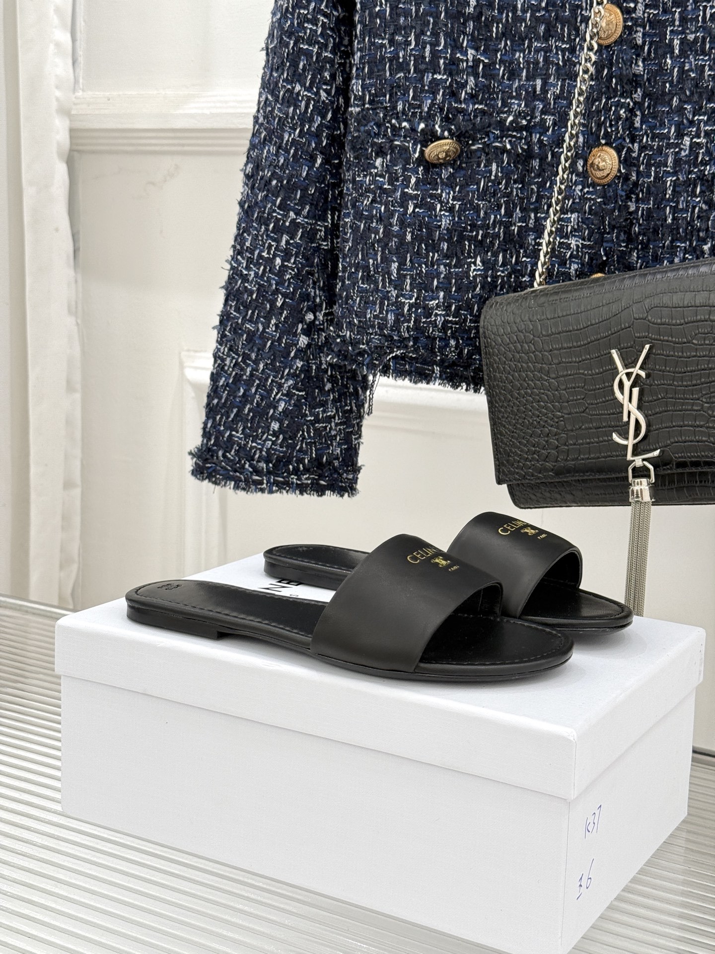 NO:721585,Celine/Celine 26WF new letter Arc de Triomphe flat slippers with the iconic Arc de Triomphe letter emblem as the finishing touch, replicating the brand's classic aesthetic context. Italian craftsmanship outlines clean lines, and hides high-end texture in simplicity. The flat design is powerful and comfortable all day long. Seamlessly connects commuter suits, vacation skirts and daily casual wear. From strolling on the street to sitting in a cafe, every step is wrapped in lazy elegance.  Let classic elements become a casual style statement, redefining the comfort and fashion of summer luxury travel. The fabric is made of original customized leather, the inner pads are all sheepskin, Italian imported cowhide outsole, size35-39 (40 customized), slippers, celine, celine, slippers, skirts, business suit, cowhide, sheepskin19860909Celine/赛琳26WF新品字母凯旋门 一字带平底拖鞋 以标志性凯旋门字母徽记点睛 复刻品牌经典美学脉络. 意大利匠心工艺勾勒利落线条 简约中暗藏高级质感. 平底设计暴走整日亦舒适自在. 无缝衔接通勤西装 度假裙装与日常休闲装. 从街头漫步到咖啡馆小坐 每一步都裹挟慵懒优雅 让经典元素成为不经意的格调宣言 重新定义夏日轻奢出行的舒适与时髦. 面料采用原版定制皮料 内里垫脚均为羊皮 意大利进口牛皮大底 size35-39（40定制）,拖鞋,celine,celine,slippers,skirts,business suit,cowhide,sheepskin,Women's Shoes