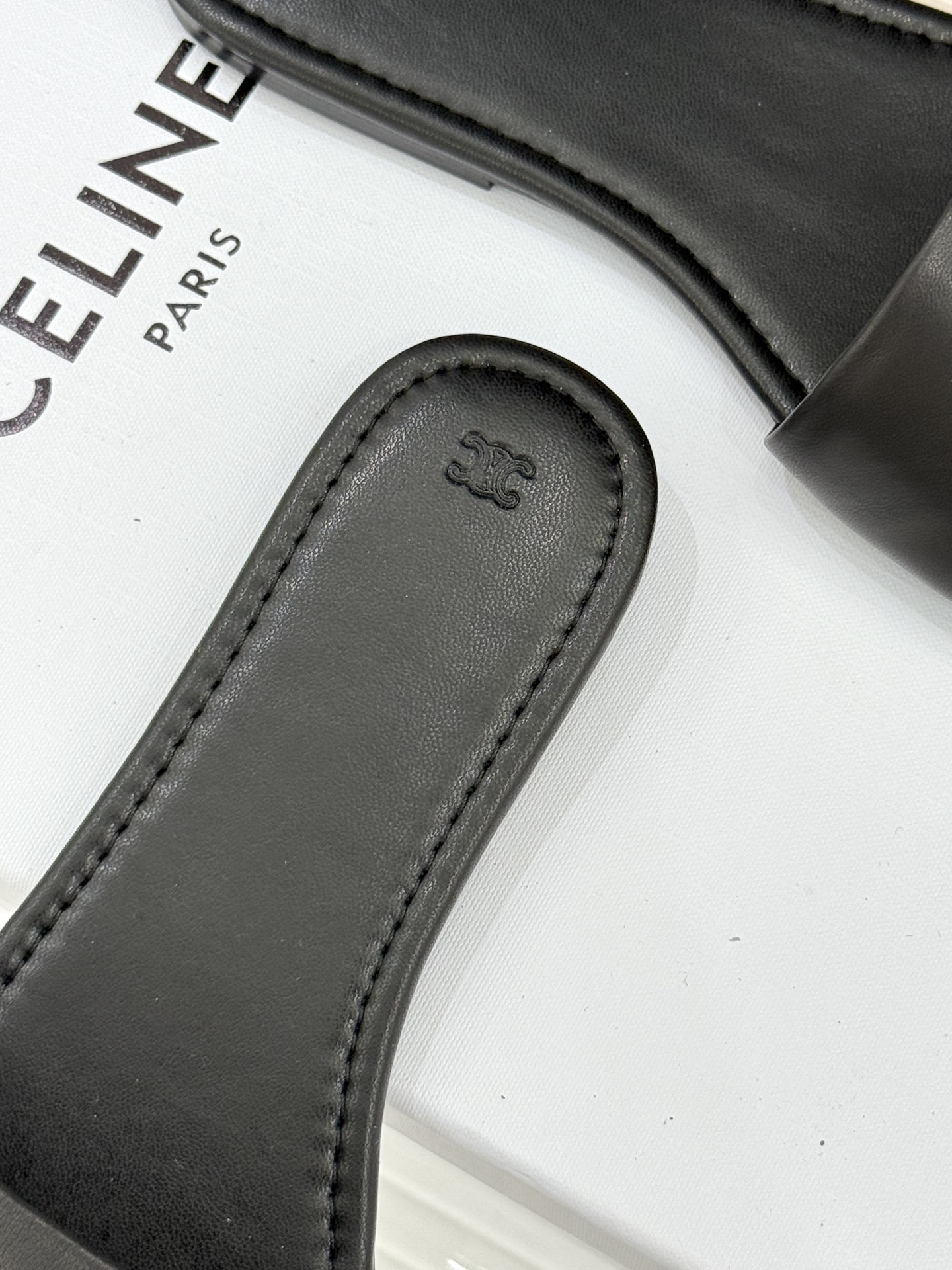 Celine/赛琳26WF新品字母凯旋门一字带平底拖鞋以标志性凯旋门字母徽记点睛复刻品牌经典美学脉络。意