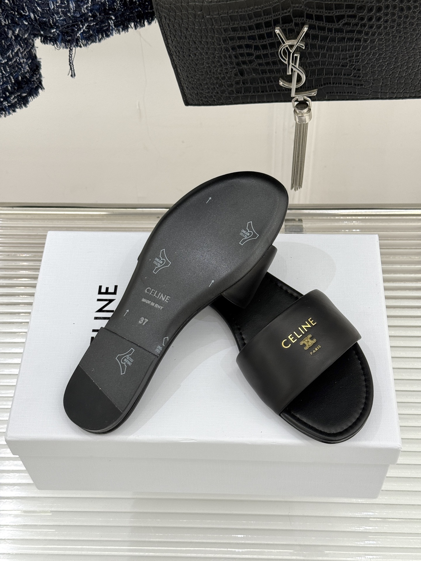 Celine/赛琳26WF新品字母凯旋门一字带平底拖鞋以标志性凯旋门字母徽记点睛复刻品牌经典美学脉络。意