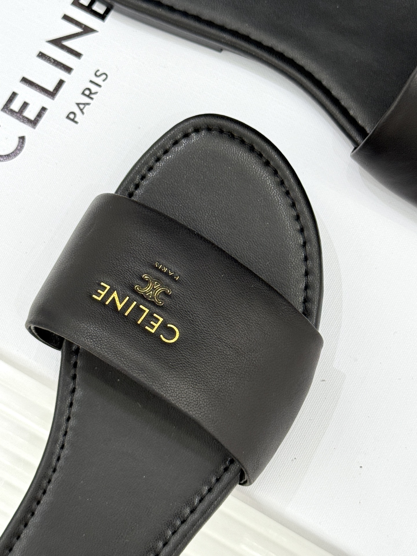 Celine/赛琳26WF新品字母凯旋门一字带平底拖鞋以标志性凯旋门字母徽记点睛复刻品牌经典美学脉络。意