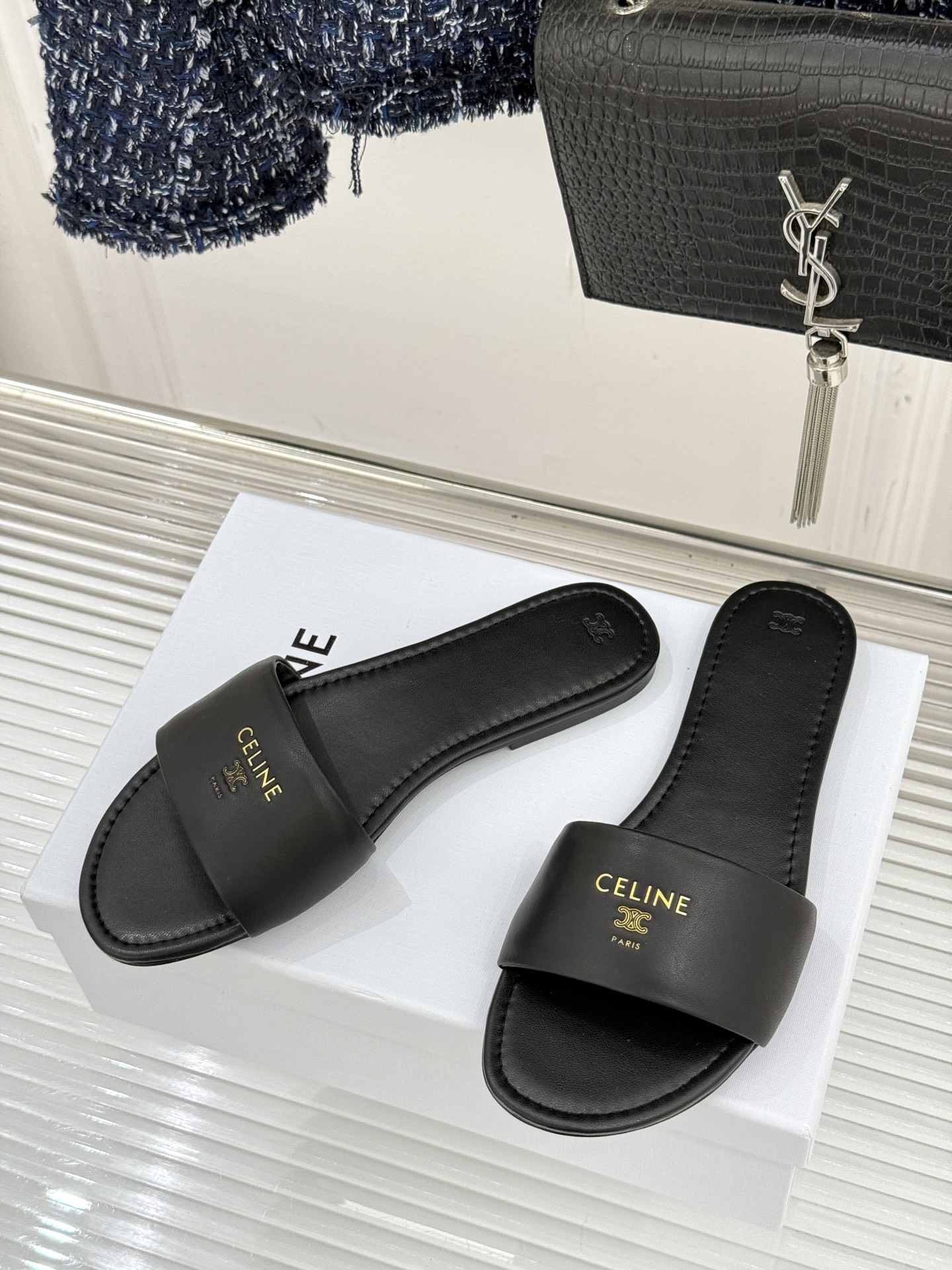 Celine/赛琳26WF新品字母凯旋门一字带平底拖鞋以标志性凯旋门字母徽记点睛复刻品牌经典美学脉络。意