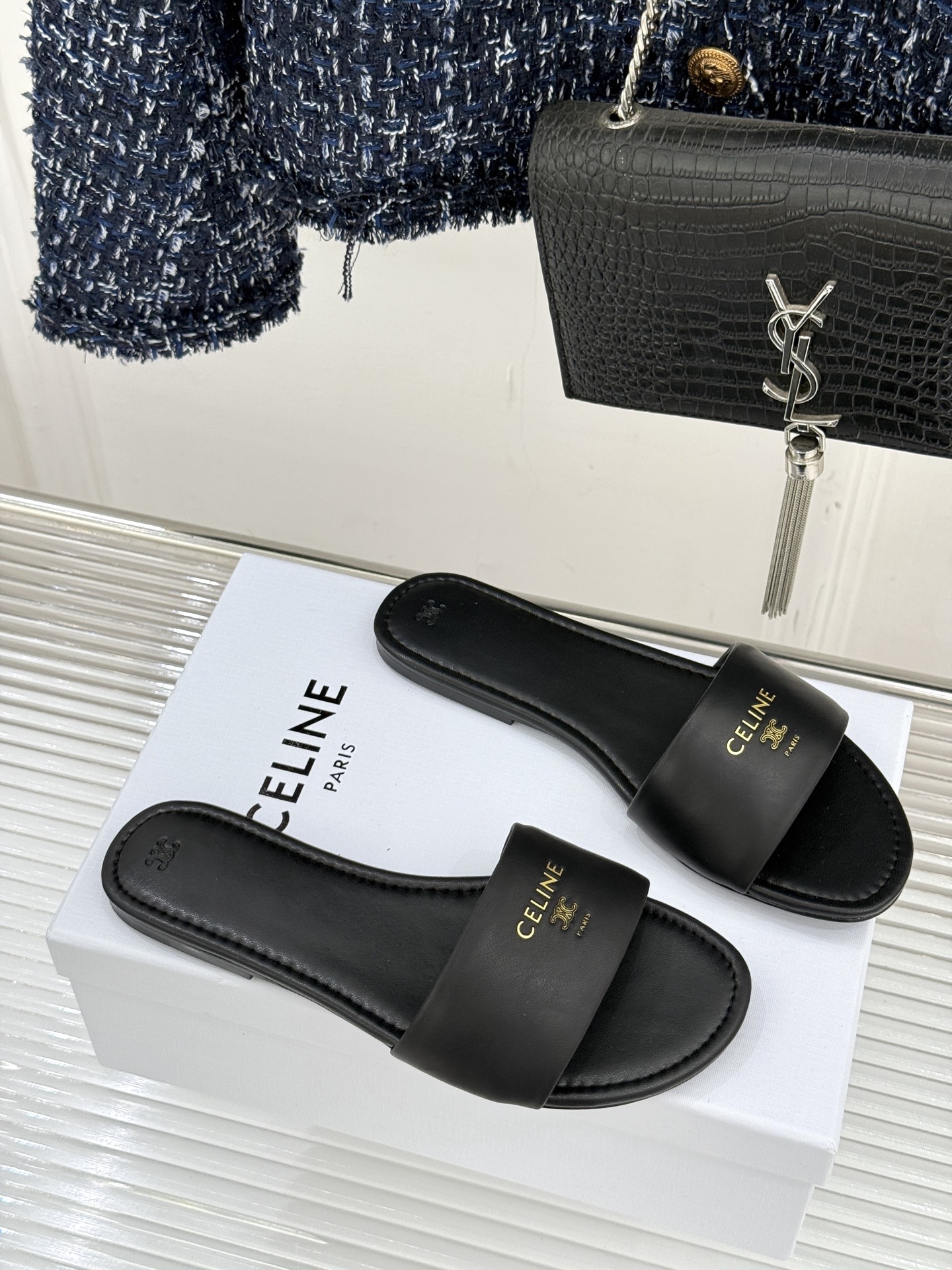 Celine/赛琳26WF新品字母凯旋门一字带平底拖鞋以标志性凯旋门字母徽记点睛复刻品牌经典美学脉络。意