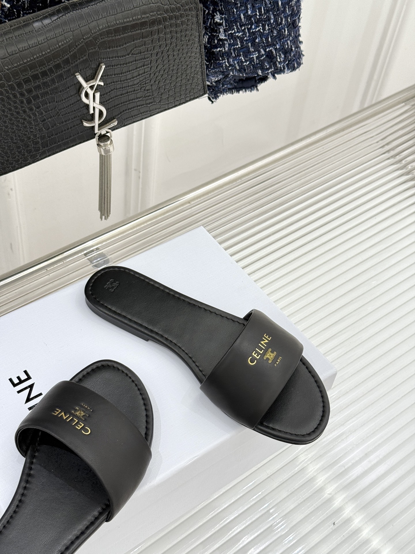 Celine/赛琳26WF新品字母凯旋门一字带平底拖鞋以标志性凯旋门字母徽记点睛复刻品牌经典美学脉络。意