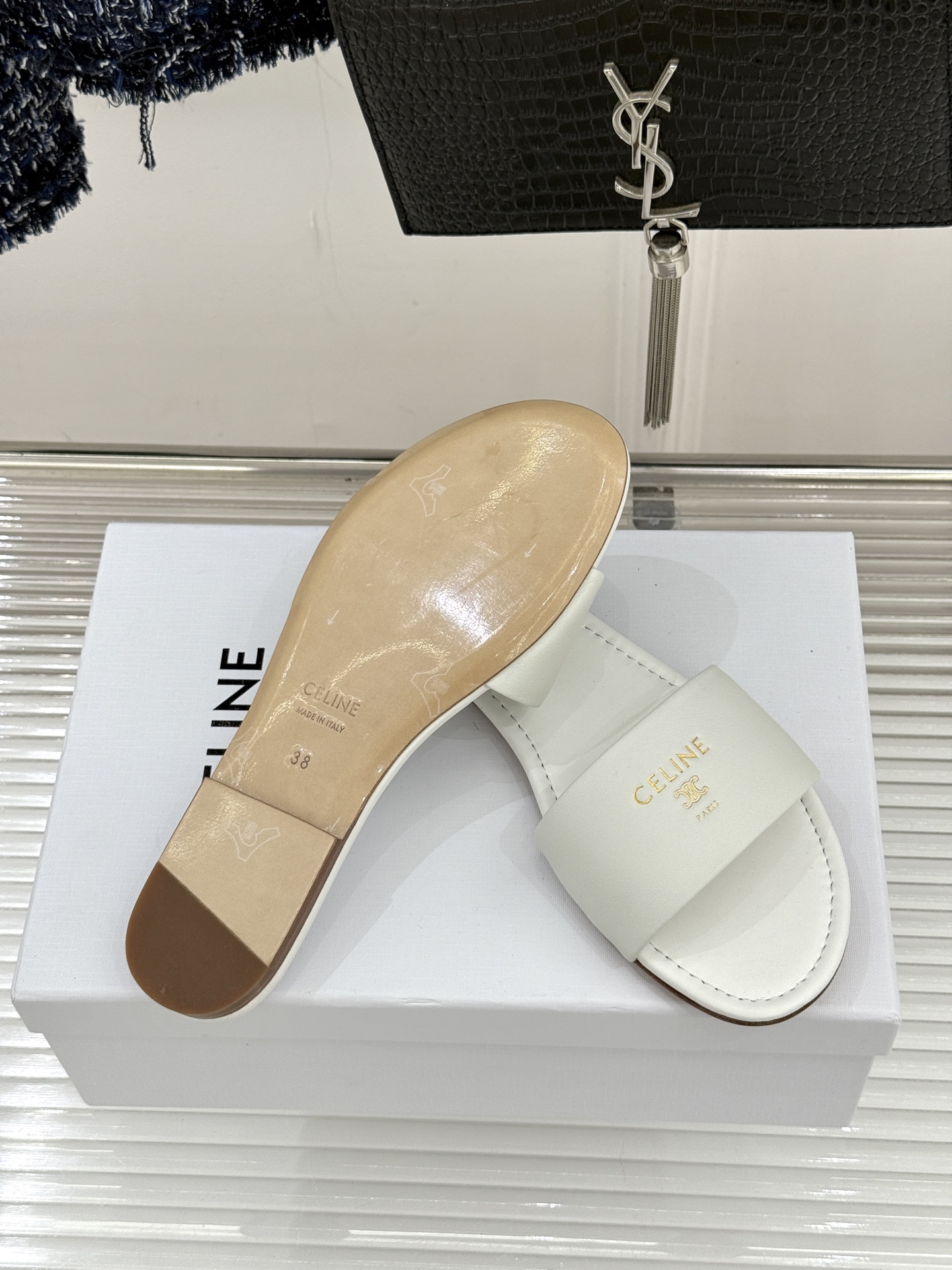 Celine/赛琳26WF新品字母凯旋门一字带平底拖鞋以标志性凯旋门字母徽记点睛复刻品牌经典美学脉络。意