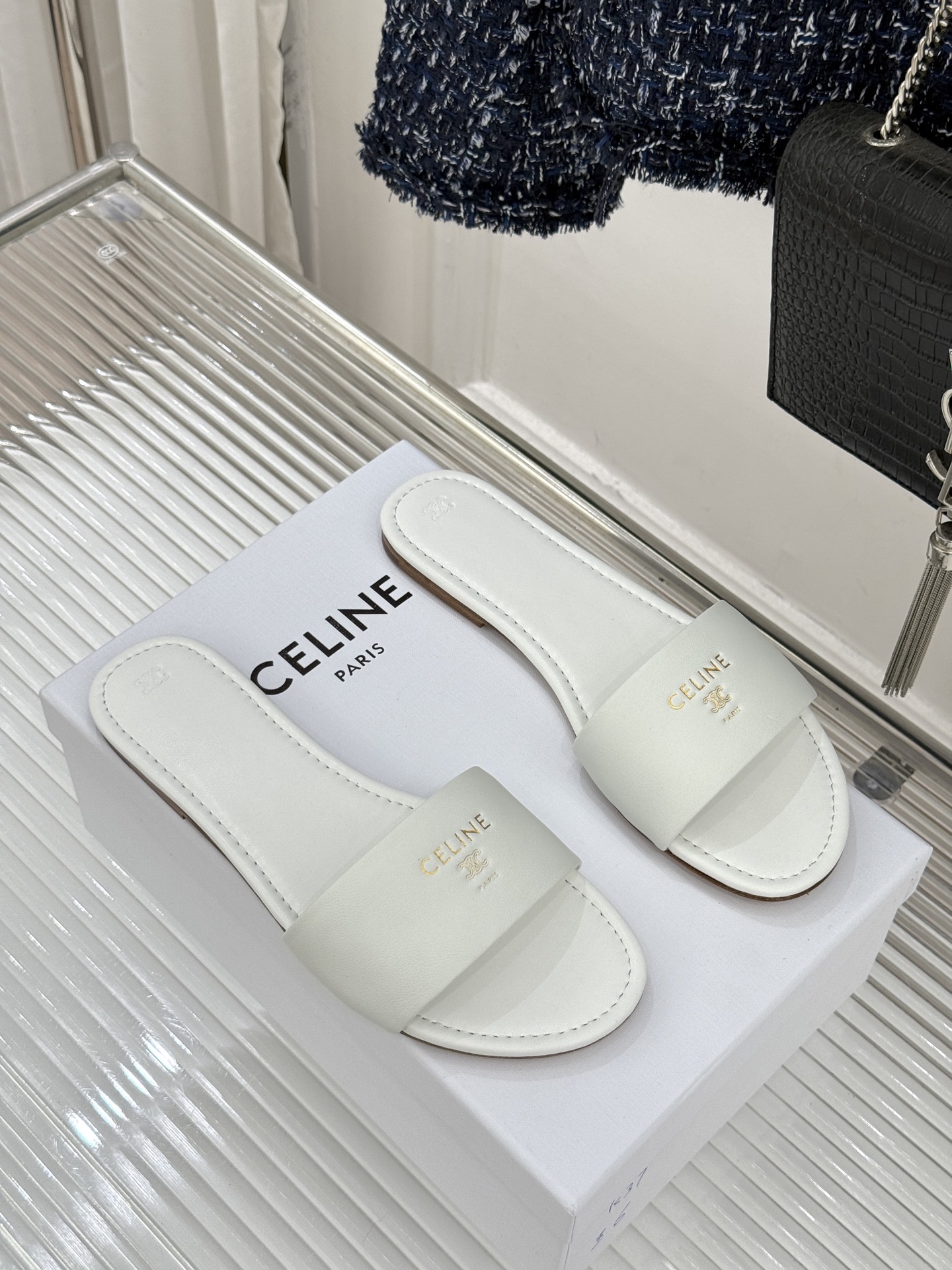 Celine/赛琳26WF新品字母凯旋门一字带平底拖鞋以标志性凯旋门字母徽记点睛复刻品牌经典美学脉络。意