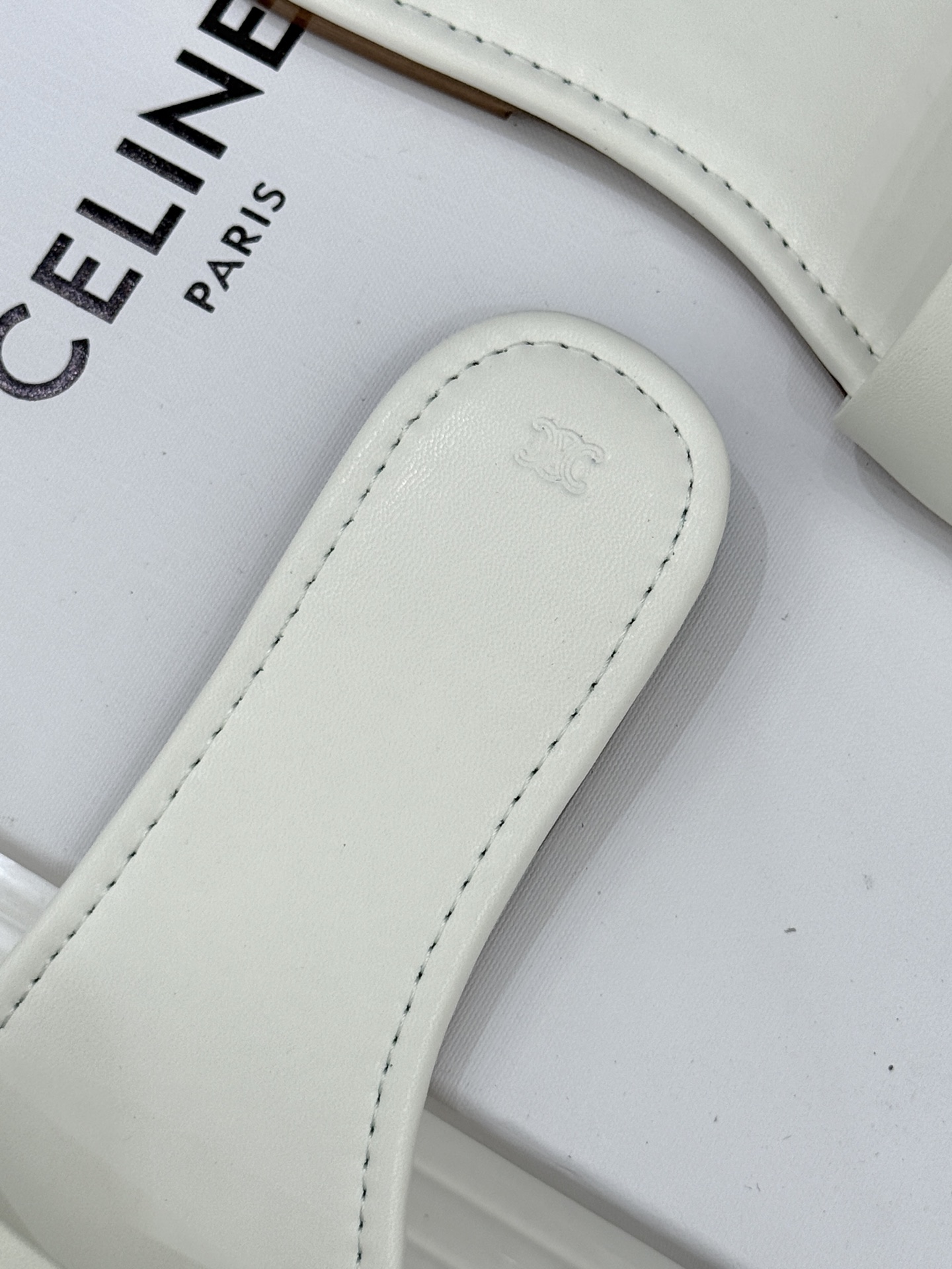 Celine/赛琳26WF新品字母凯旋门一字带平底拖鞋以标志性凯旋门字母徽记点睛复刻品牌经典美学脉络。意