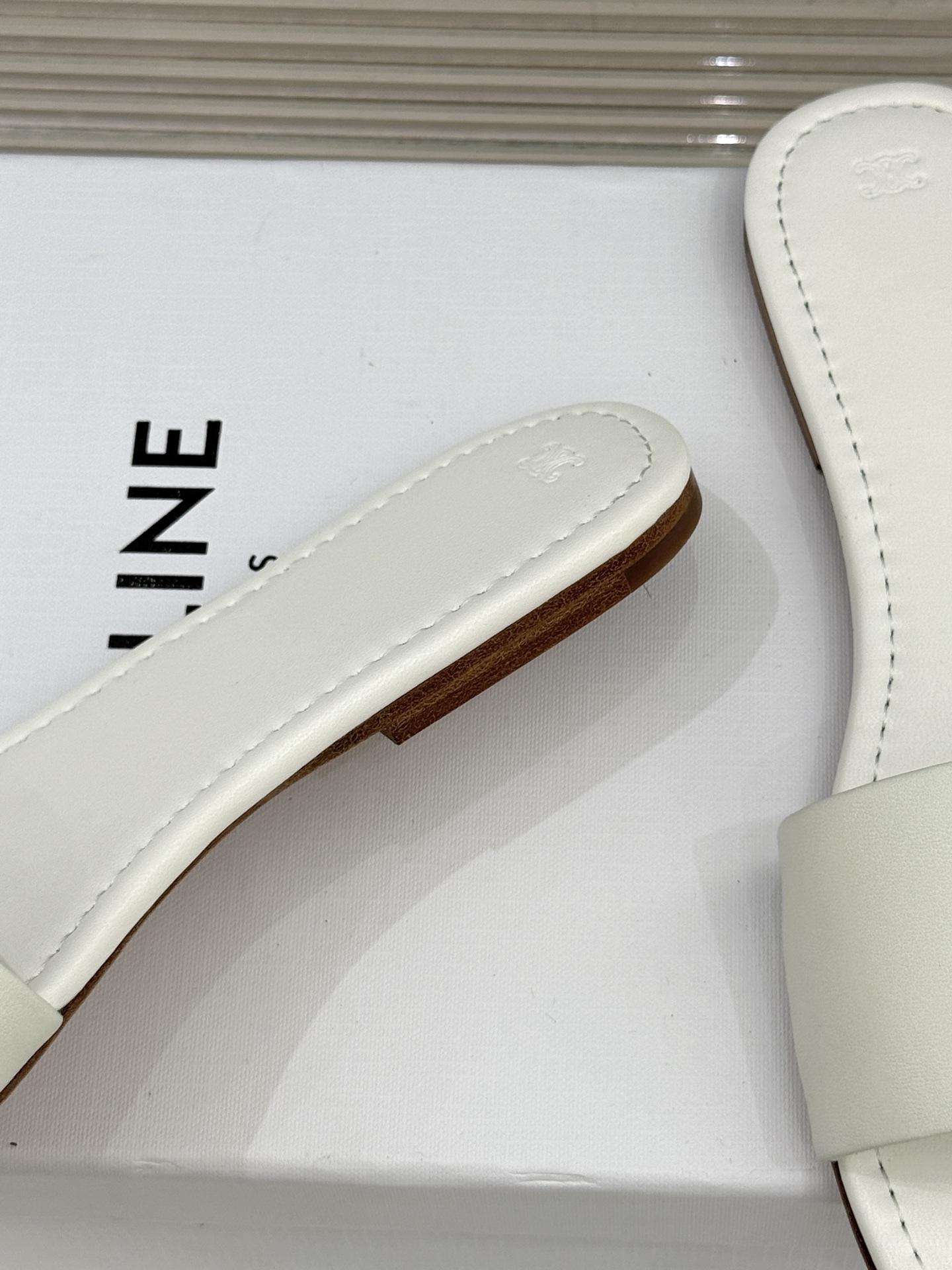 Celine/赛琳26WF新品字母凯旋门一字带平底拖鞋以标志性凯旋门字母徽记点睛复刻品牌经典美学脉络。意