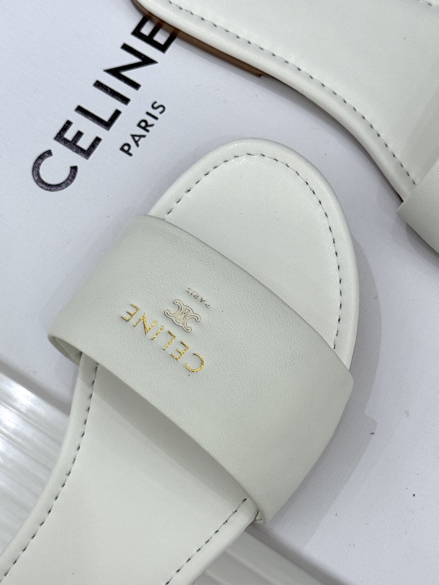 Celine/赛琳26WF新品字母凯旋门一字带平底拖鞋以标志性凯旋门字母徽记点睛复刻品牌经典美学脉络。意