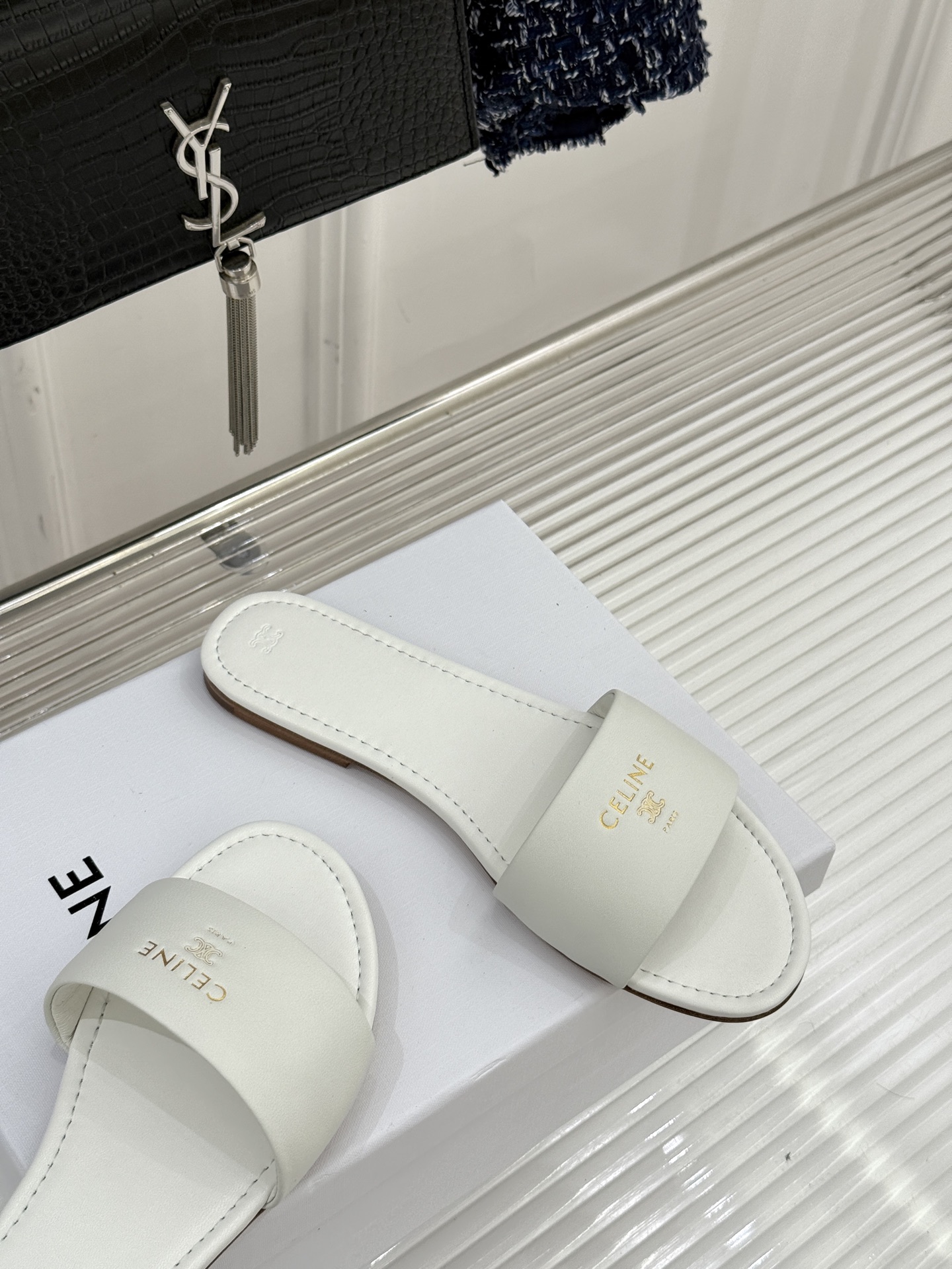 Celine/赛琳26WF新品字母凯旋门一字带平底拖鞋以标志性凯旋门字母徽记点睛复刻品牌经典美学脉络。意