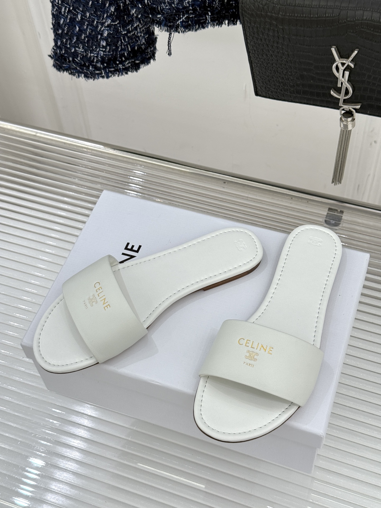 Celine/赛琳26WF新品字母凯旋门一字带平底拖鞋以标志性凯旋门字母徽记点睛复刻品牌经典美学脉络。意